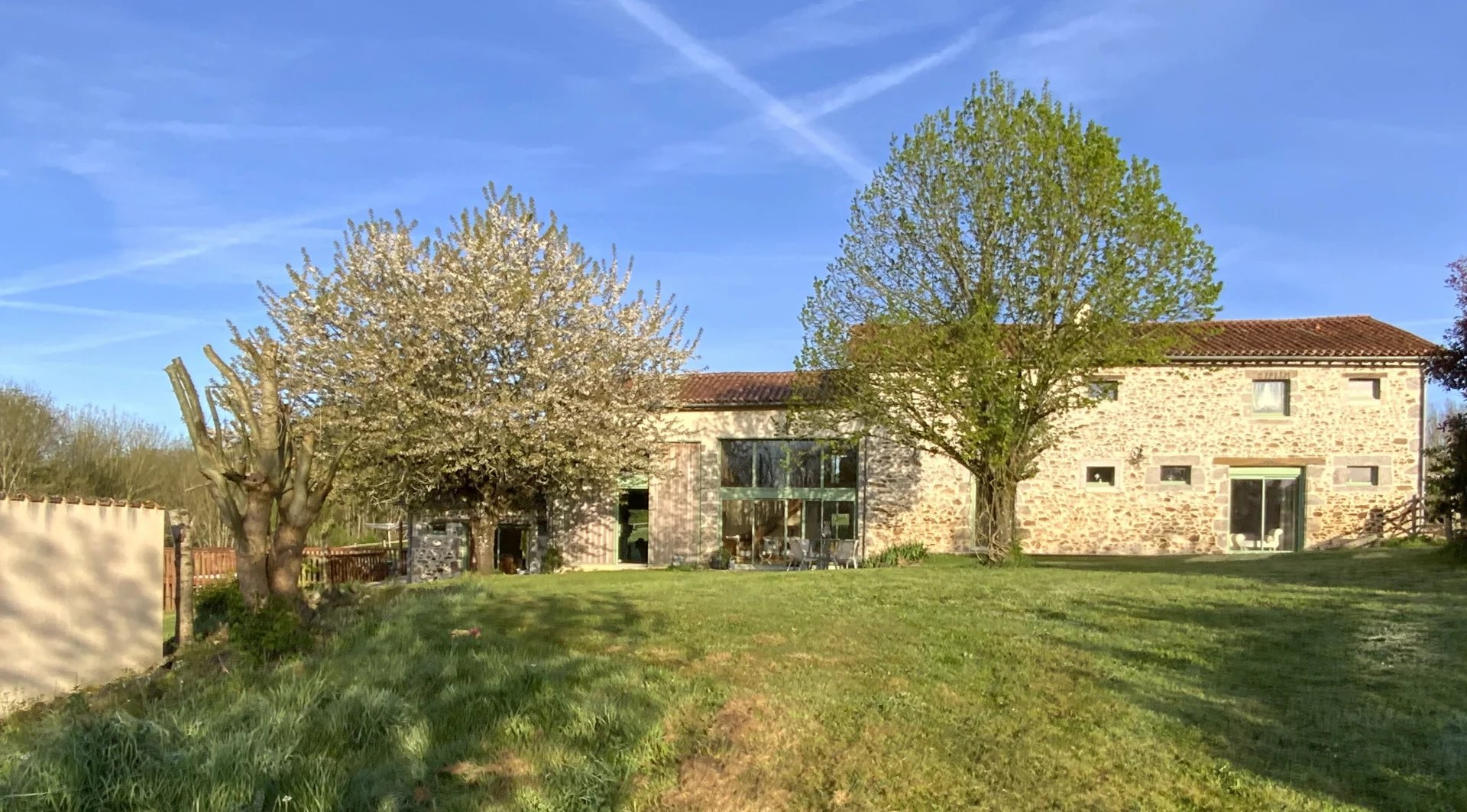 Superbe grange convertie avec piscine, bois et paddocks