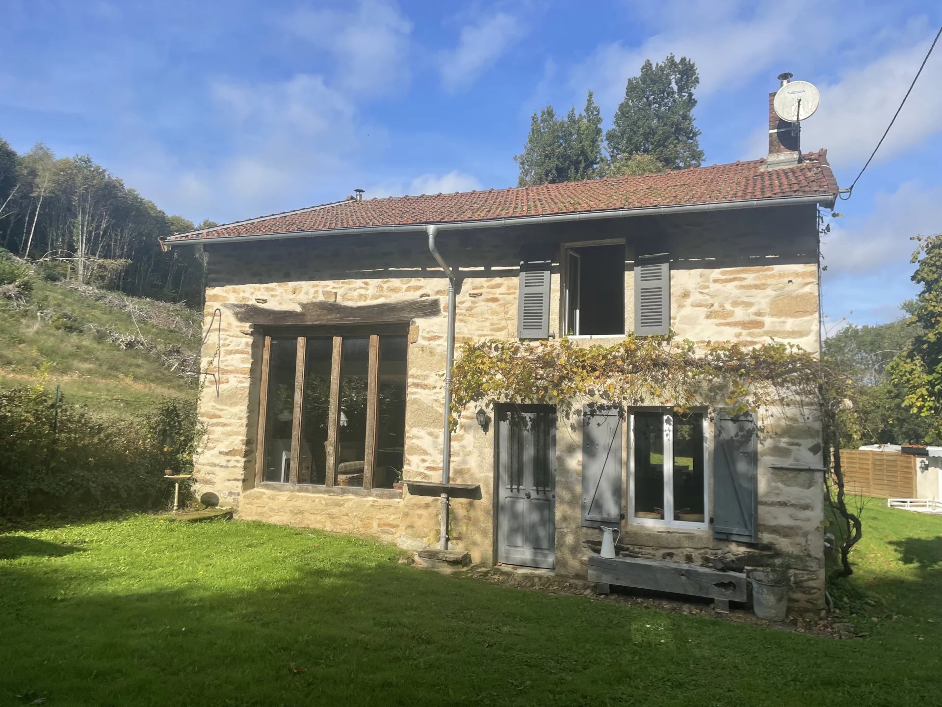 A renovated detached three bedroom house in idyllic location