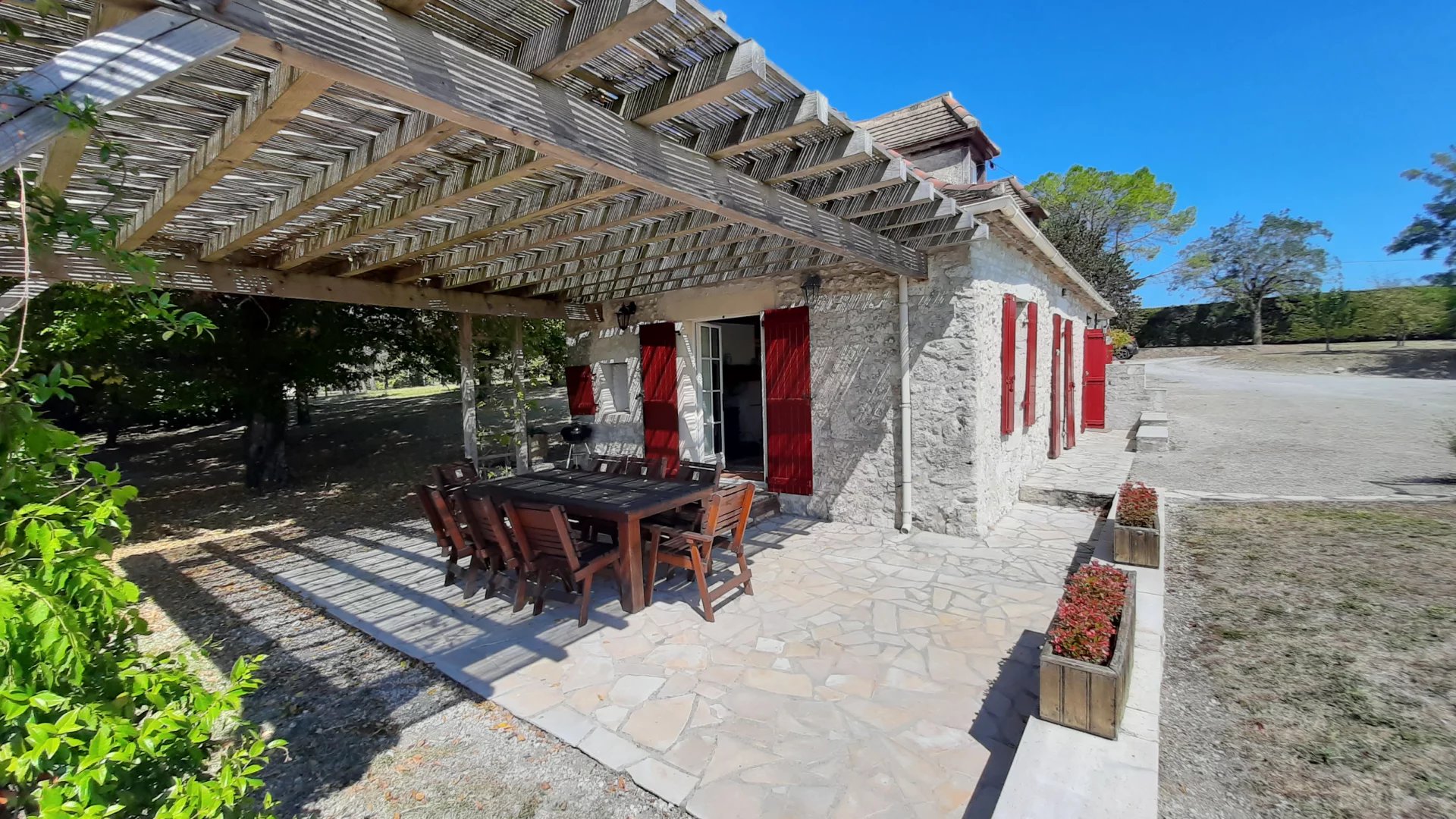 Deux maisons en pierres avec piscine, grange et belles vues près d'Eymet