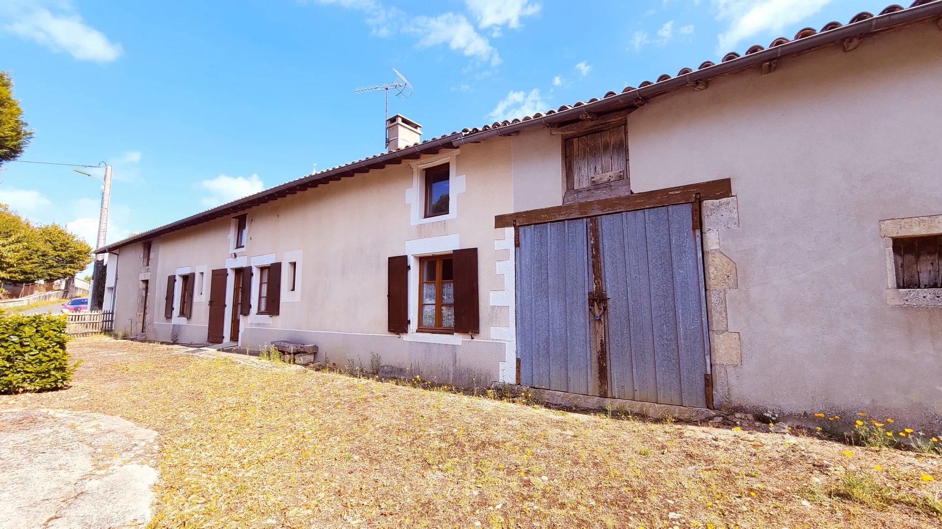 Charming 3-room longère with garden and outbuildings.