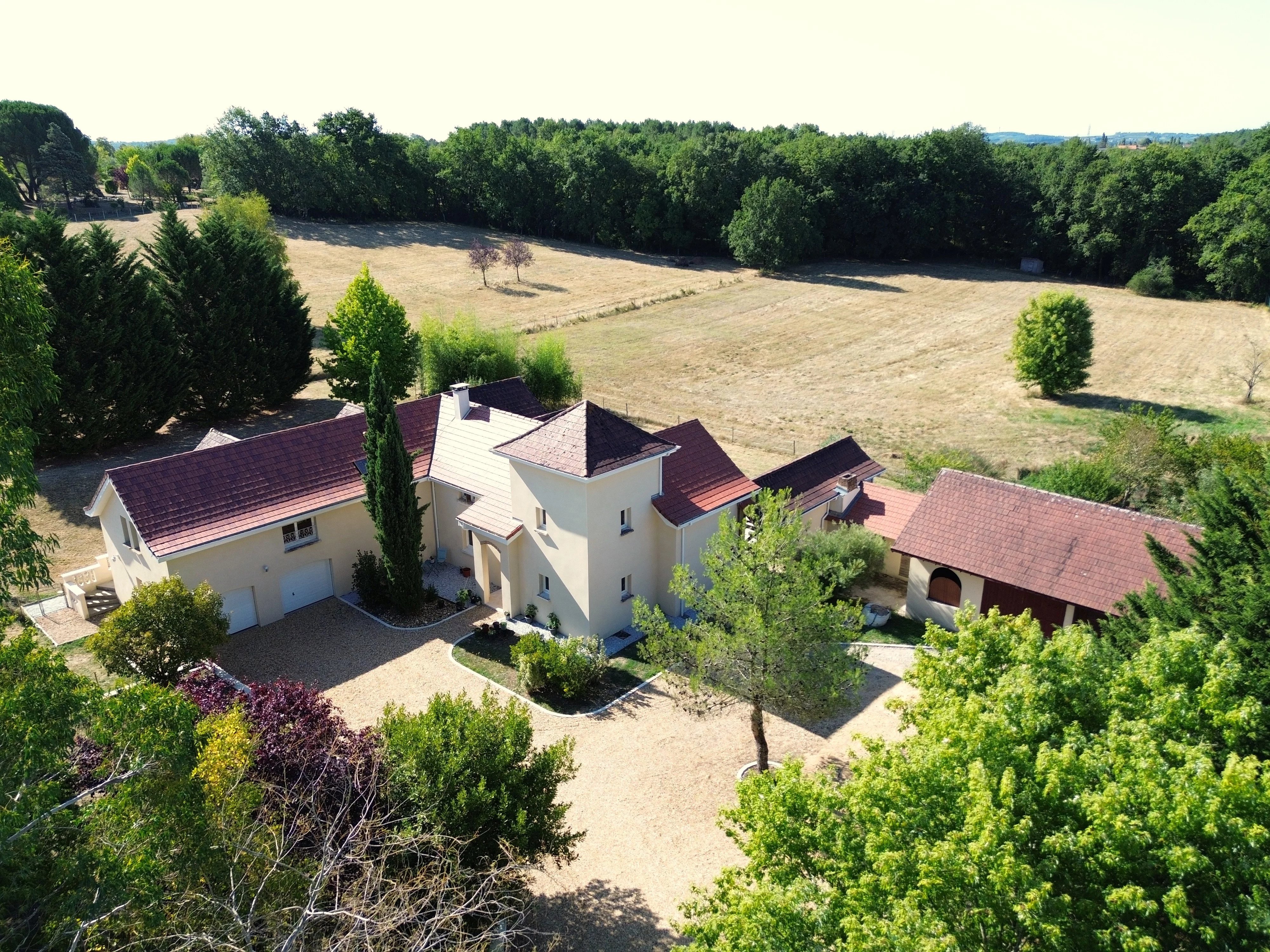 Maison récente de 5-7 chambres avec annexe, grange et pâturage
