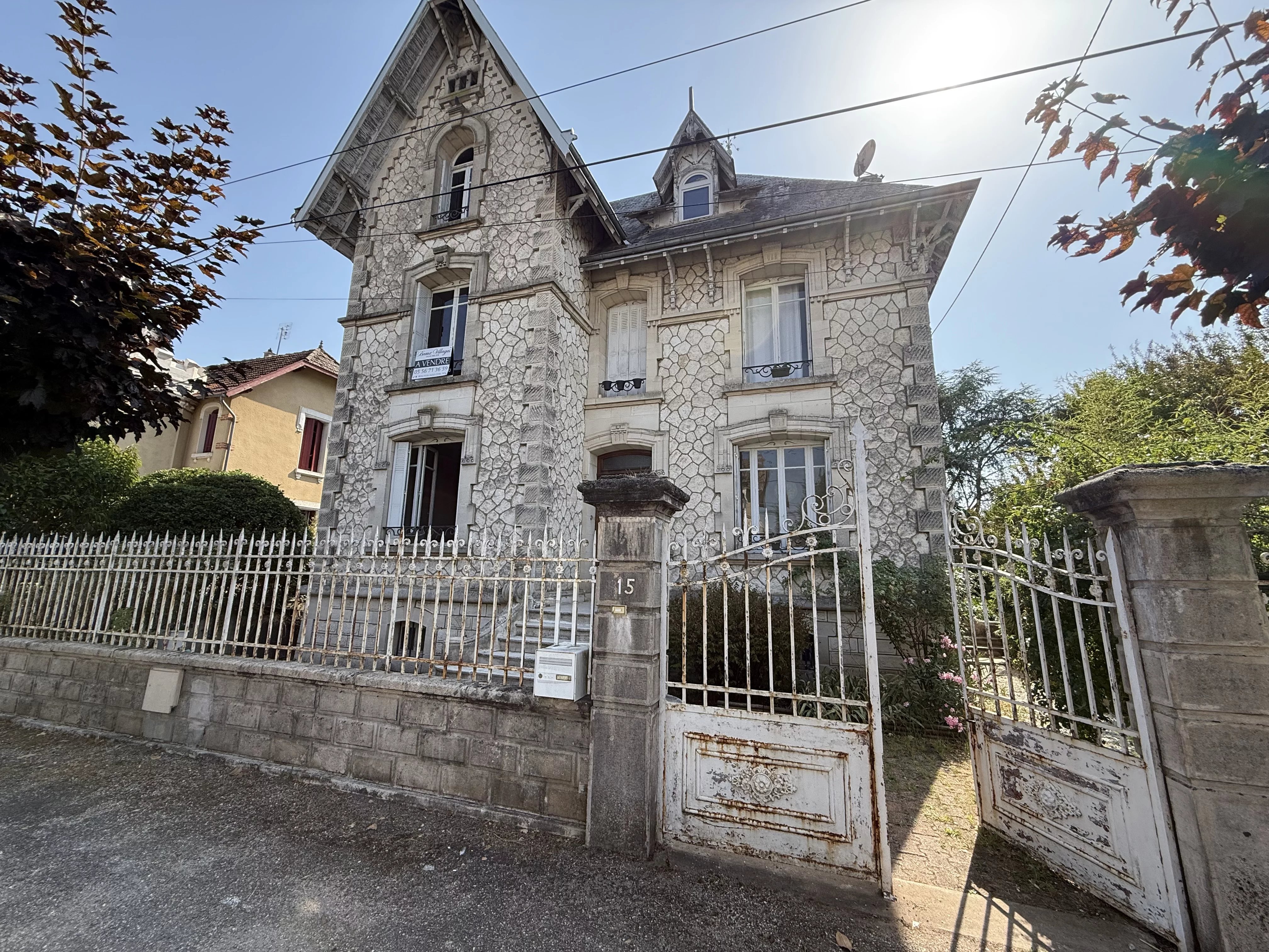 Atypical 5-bedroom town house with swimming pool