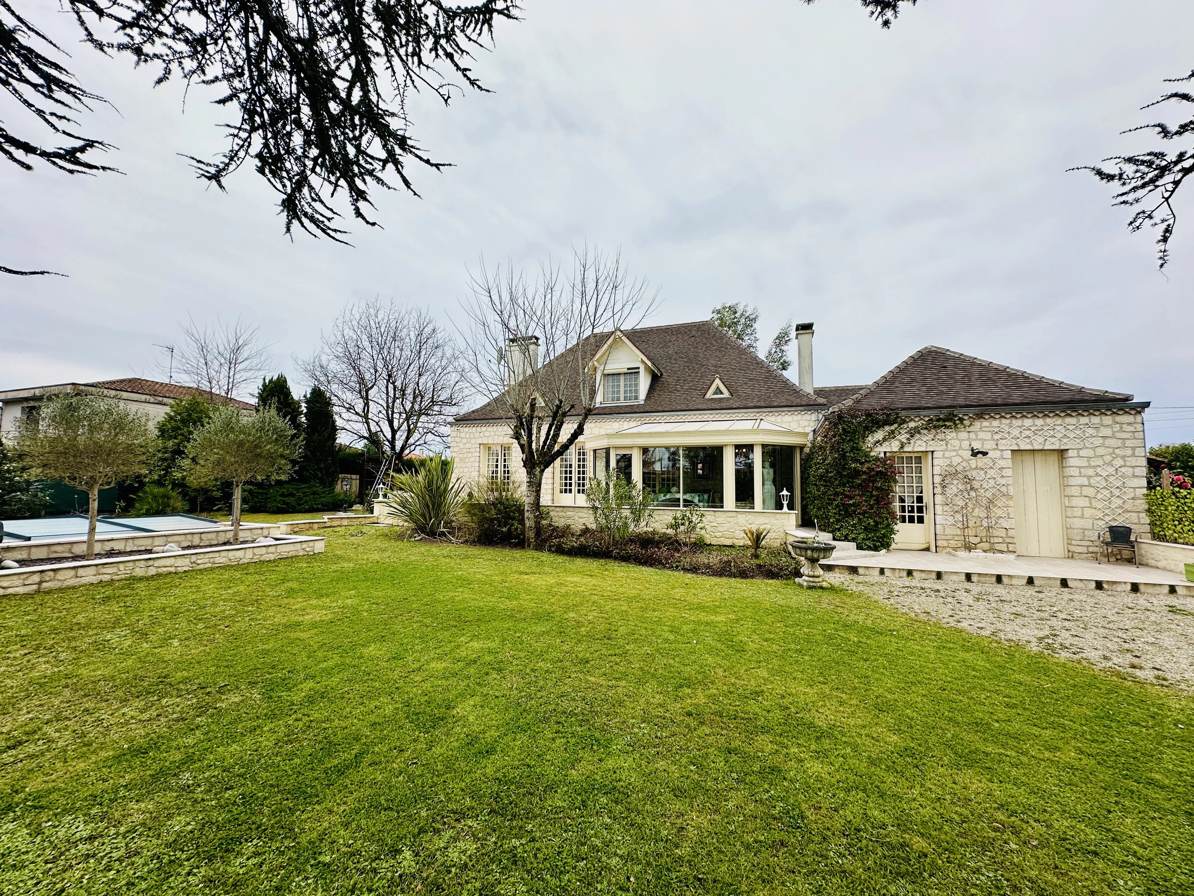 Maison avec un beau jardin dans un quartier calme à deux pas du centre de Bergerac