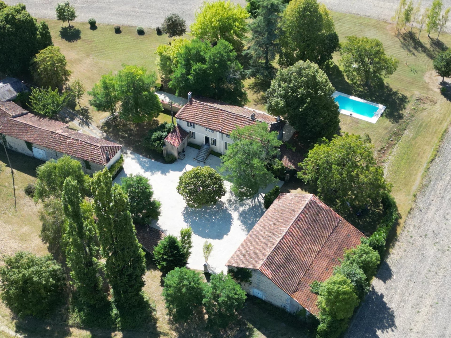 Belle maison de 5 chambres, dépendances et piscine sans voisins