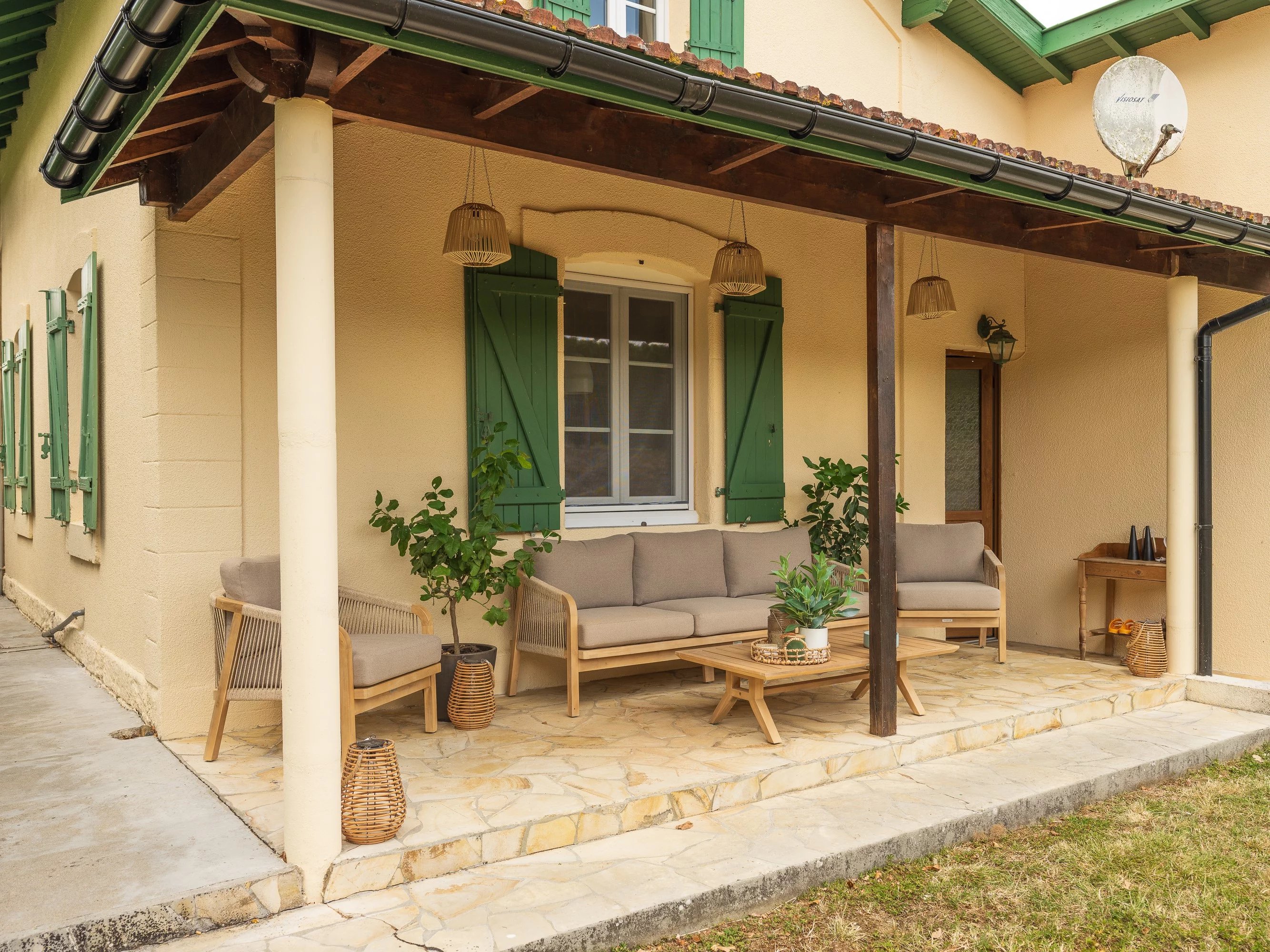 Ancienne maison de chemin de fer rénovée avec 3 chambres et 2 salles de bain