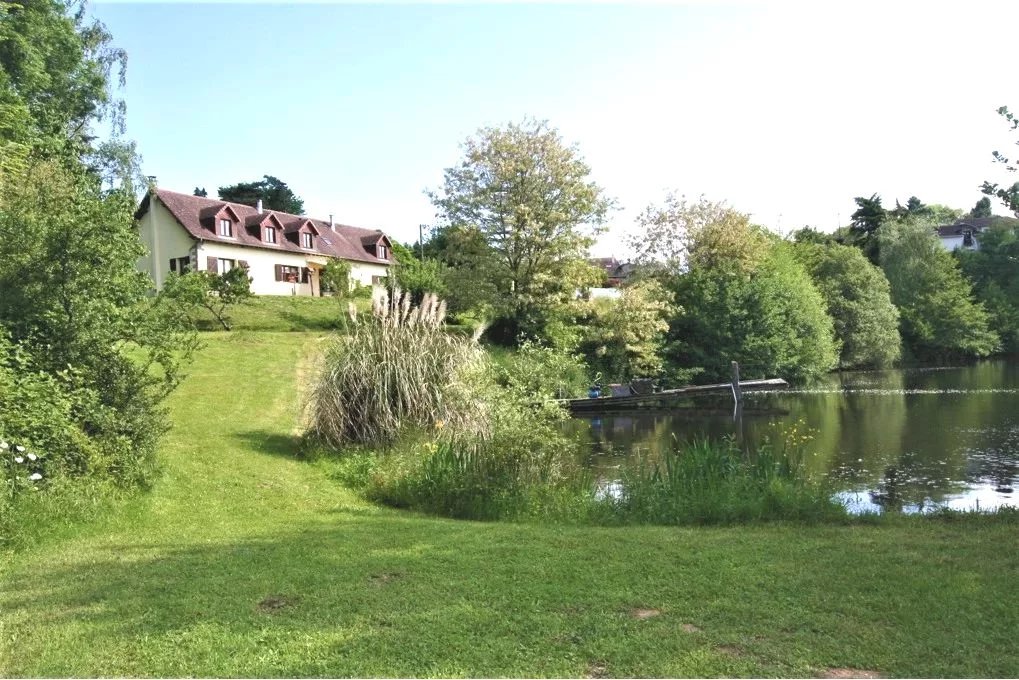 Belle maison avec un lac privé