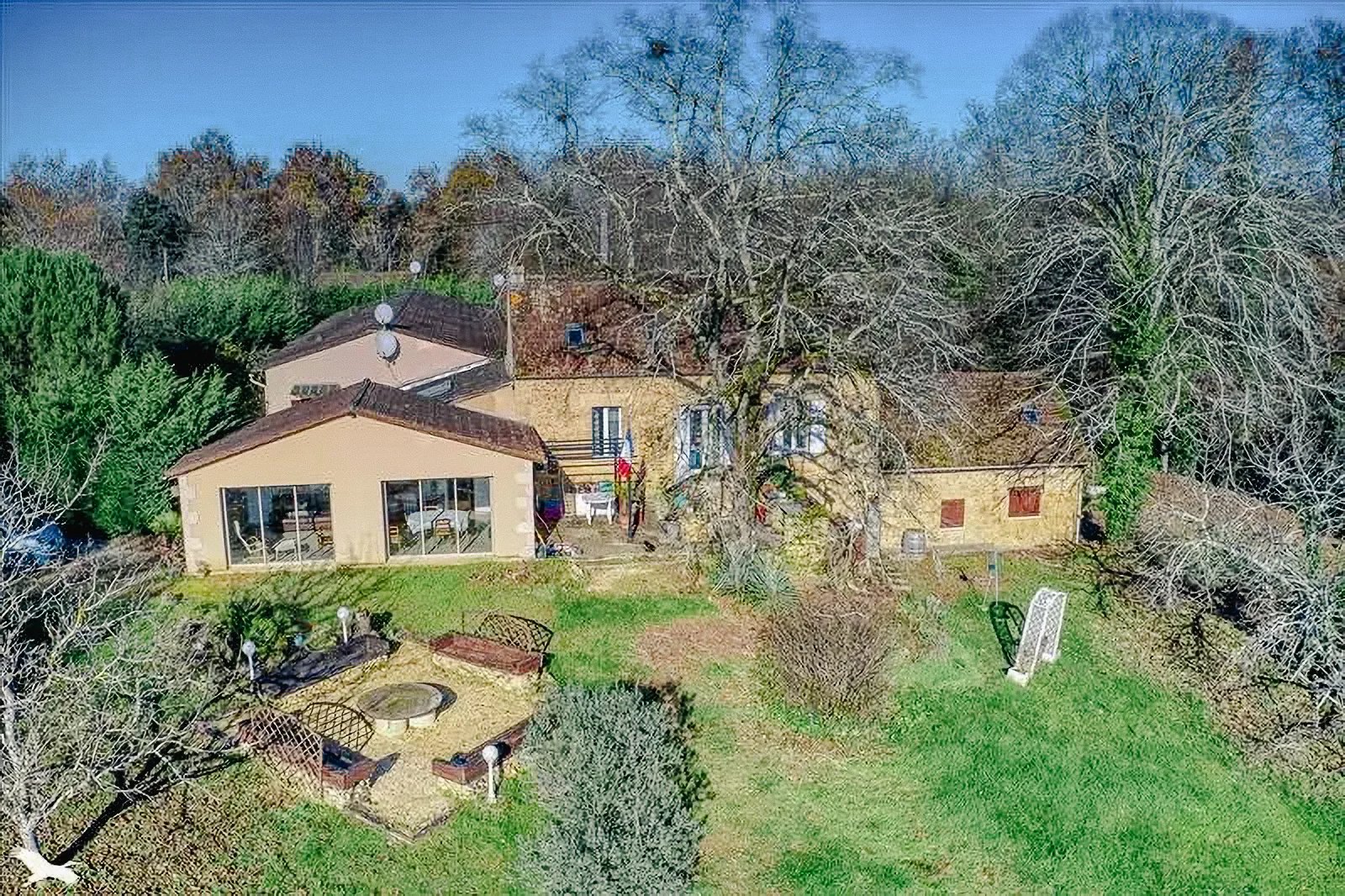 Maison contemporaine et 7 gites à la périphérie de Sarlat