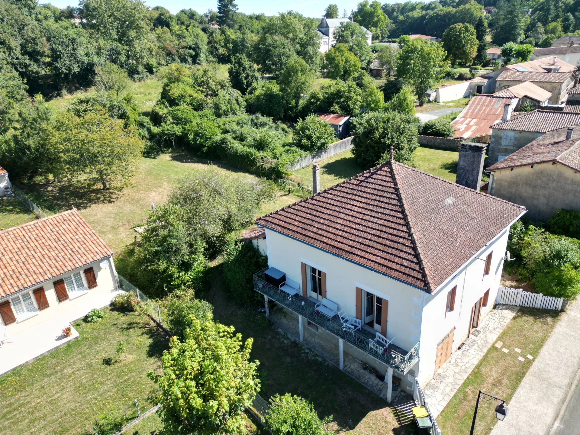 Maison indépendante et spacieuse de 4 chambres dans un joli village