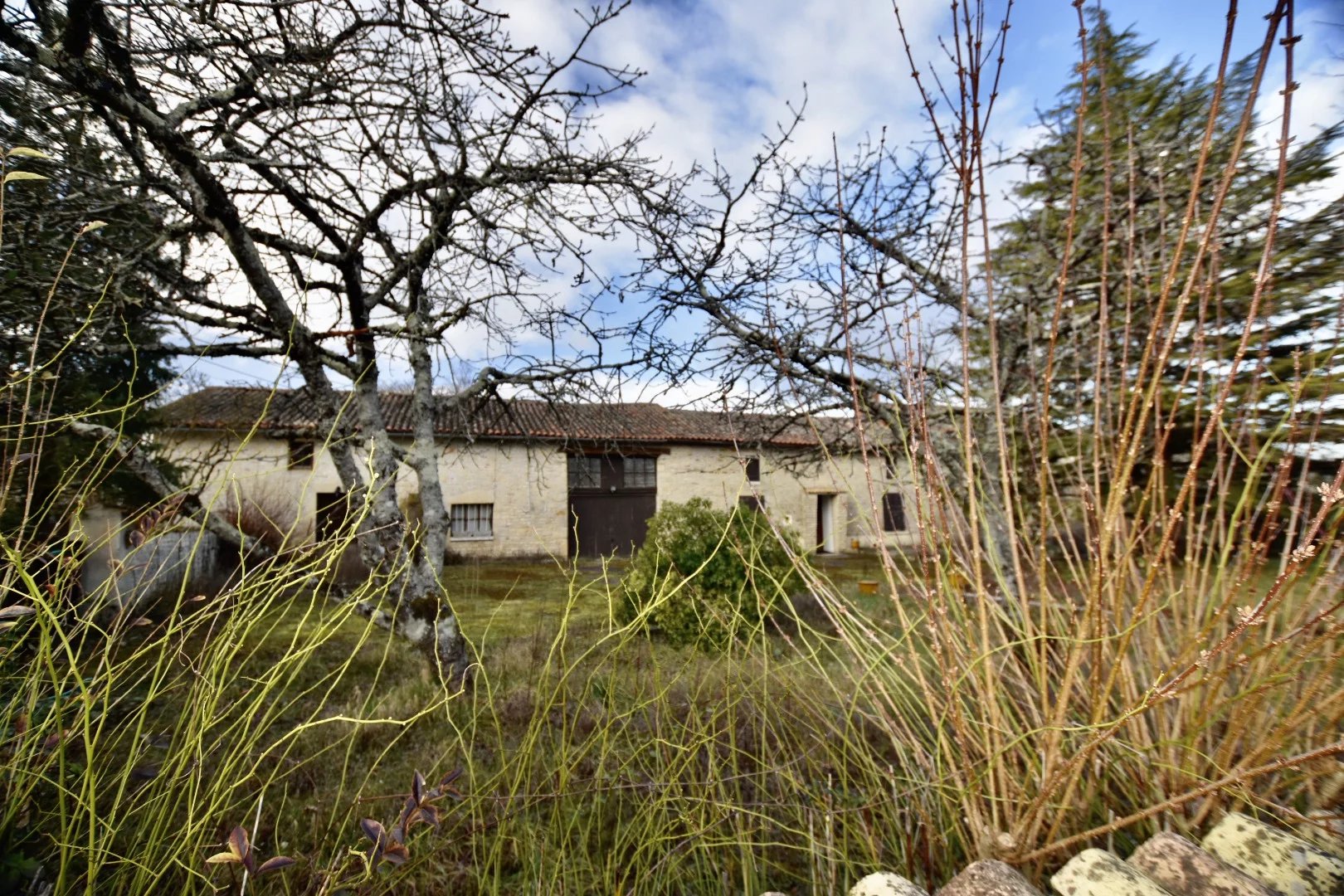 Grande maison en pierre, 4 chambres, grange, écuries