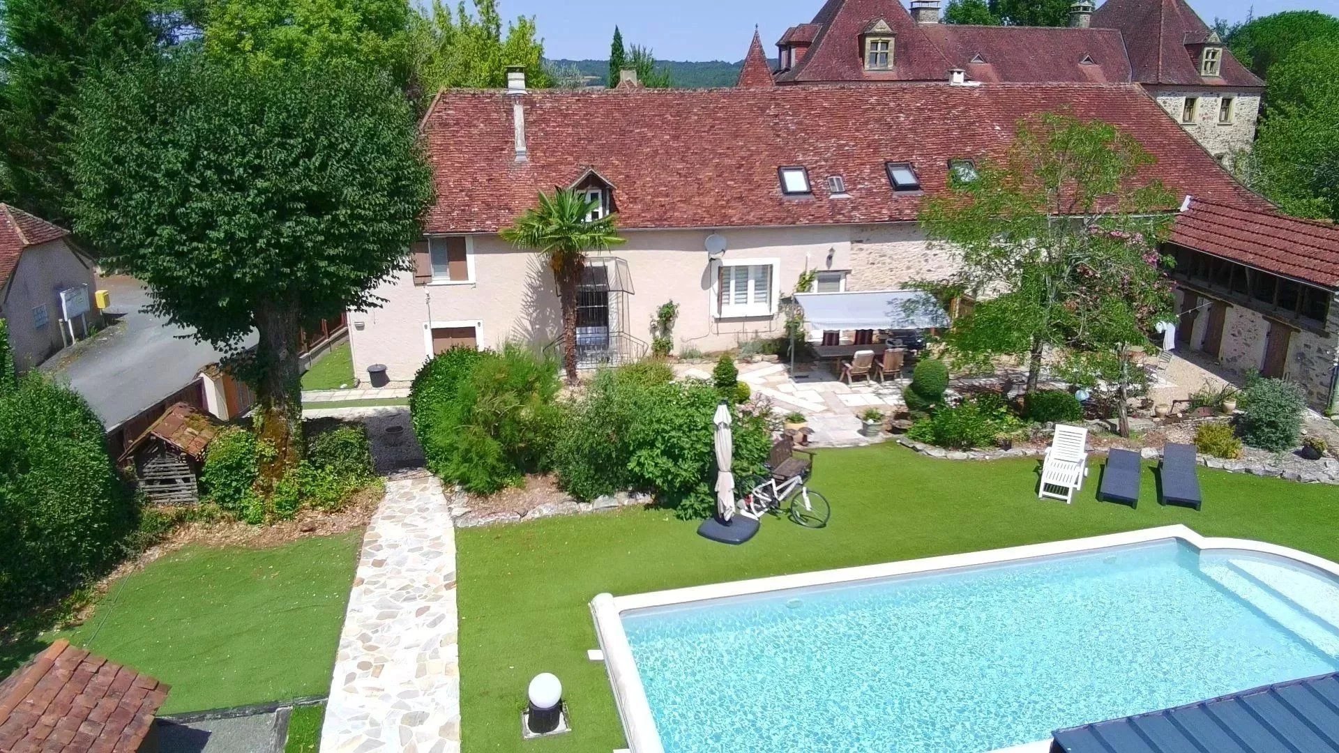 Maison perigourdine renovée avec grange, piscine et beau jardin