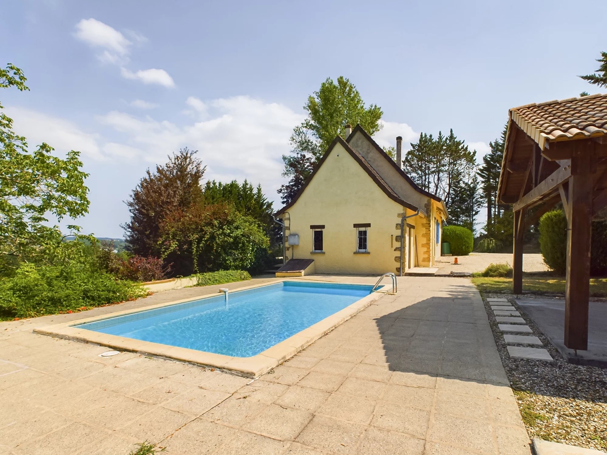 3 Bed house with pool, 3km from central Eymet