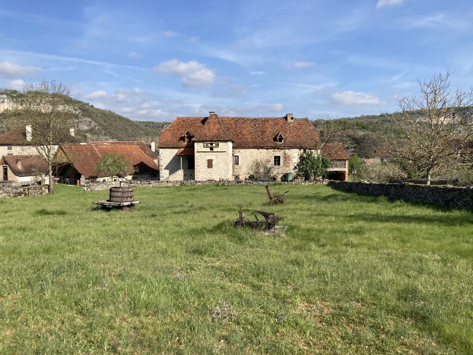 Quercynoise house with wonderful views and farm buildings to renovate, in 9.8 ha!