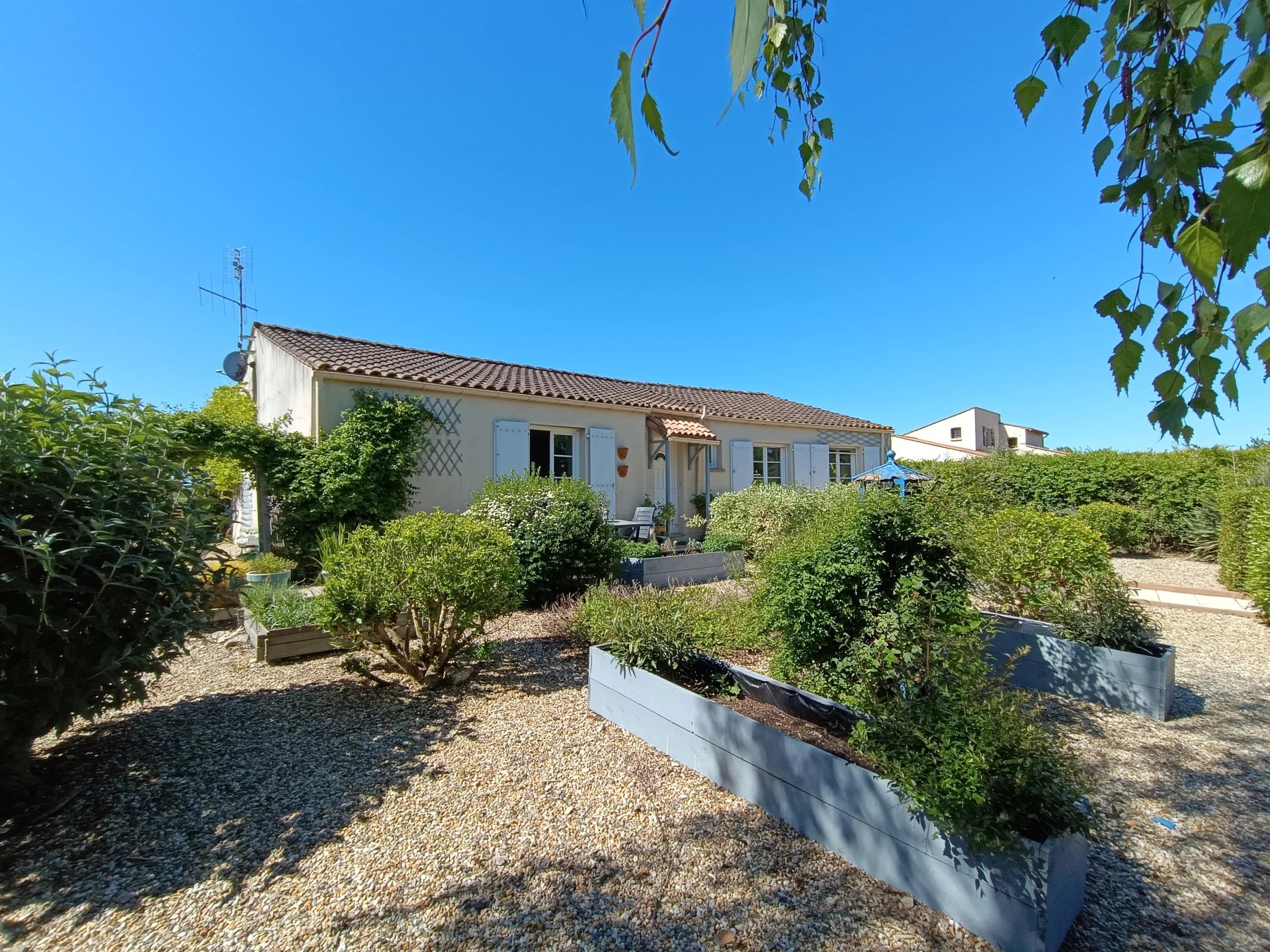 Large bungalow with pool close to Saint Jean d'Angely