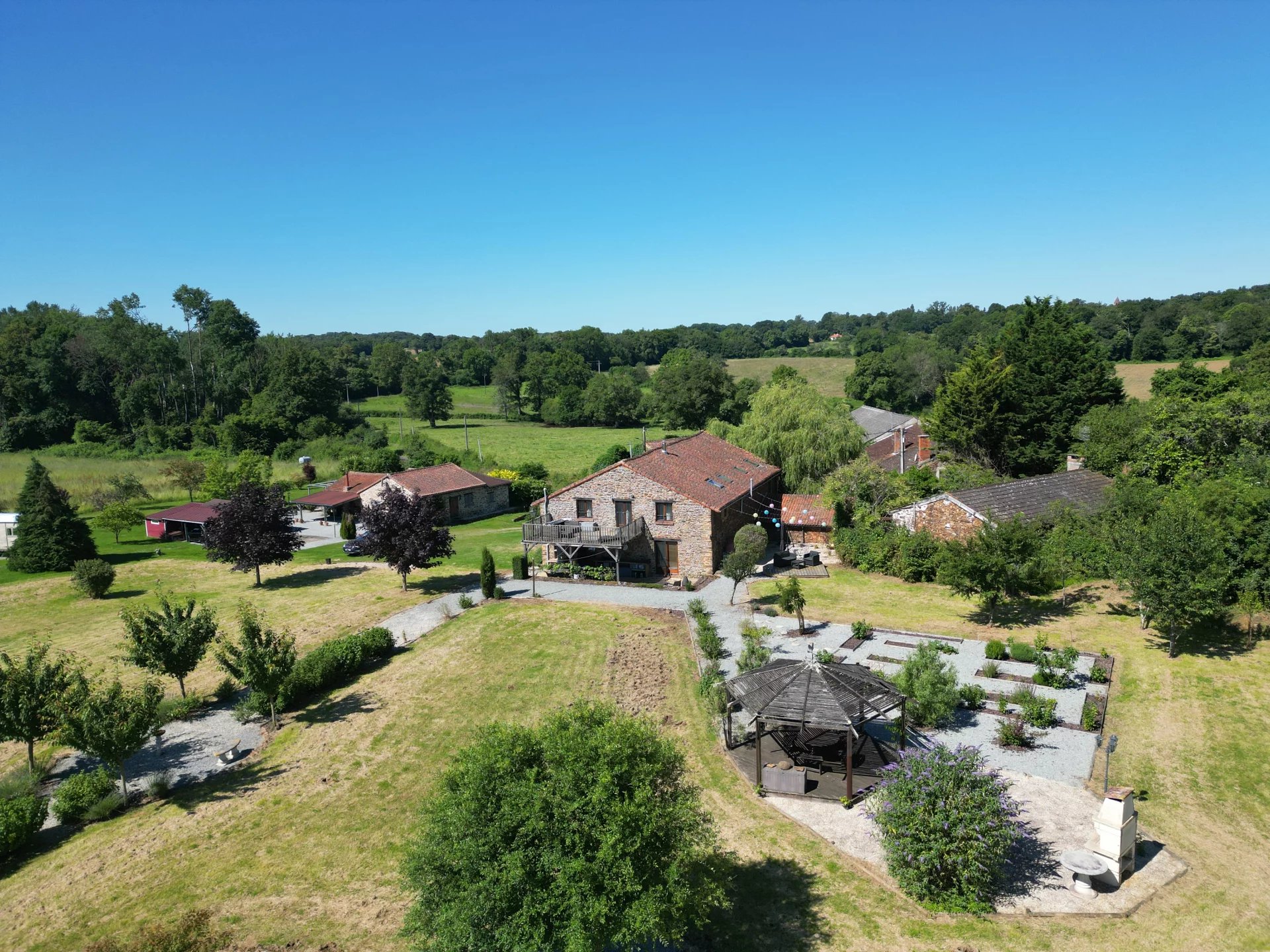 Une belle conversion de grange dans des jardins pittoresques avec des vues exceptionnelles.