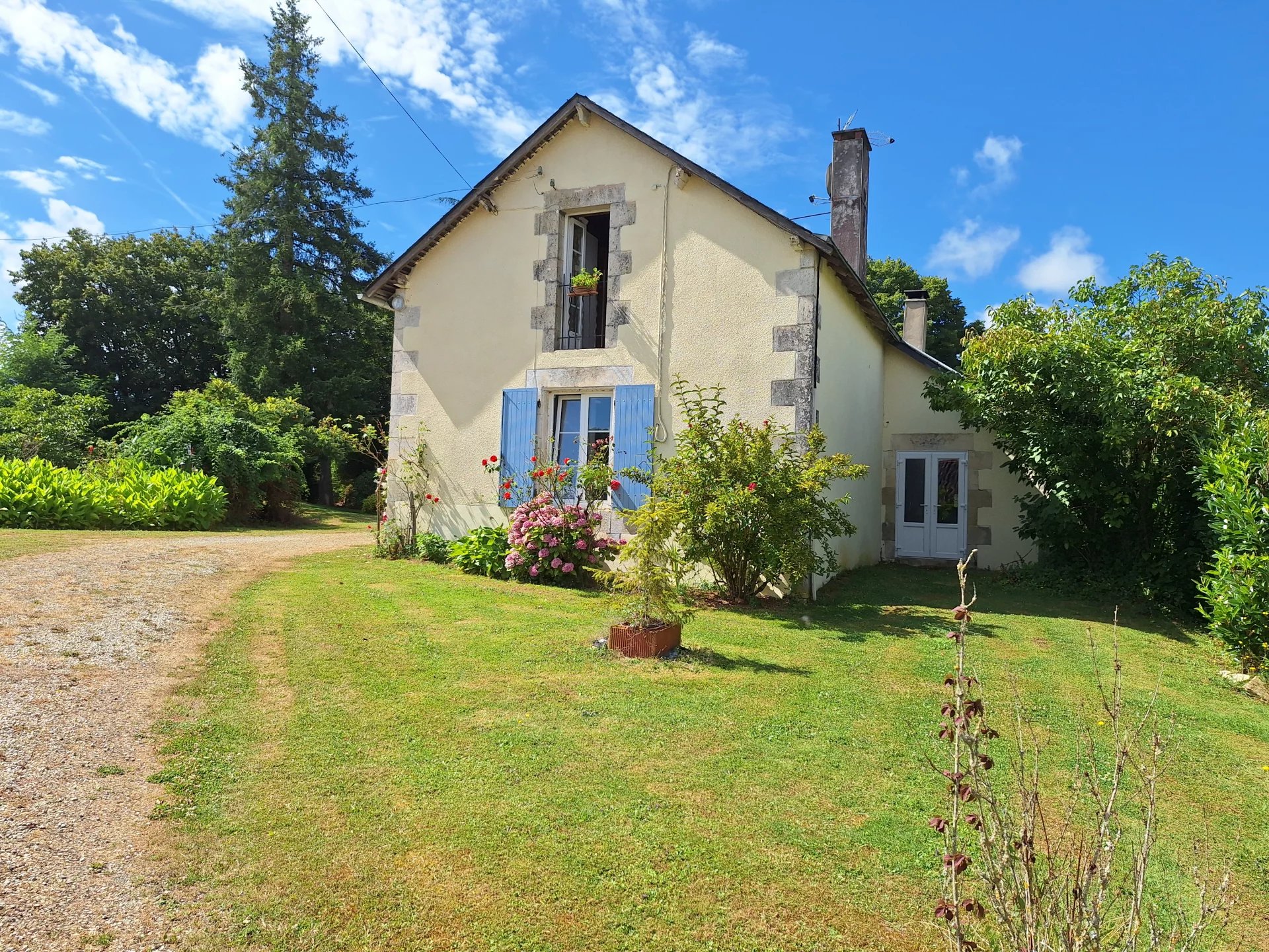 Spacious house with garden and outbuildings in an idyllic location