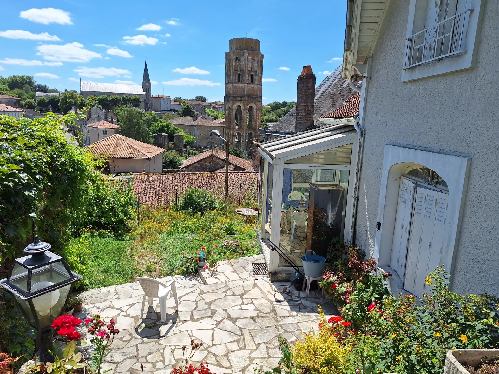 Maison de bourg offrant de belles vues sur le centre historique du village