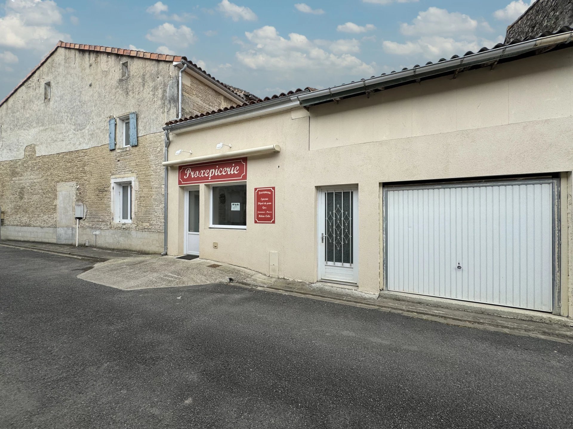 Un magasin local avec un garage et la possibilité d'une propriété de 3 chambres.