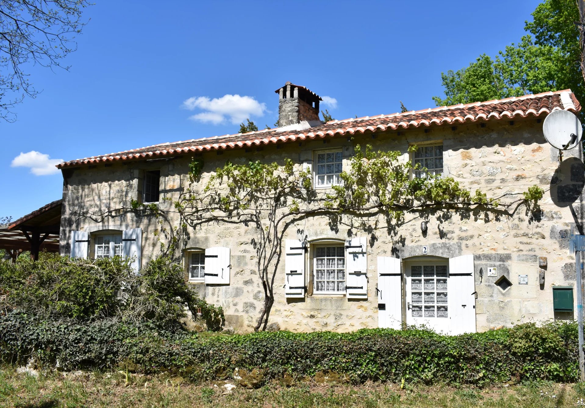 Beautiful stone built charentaise with countryside views