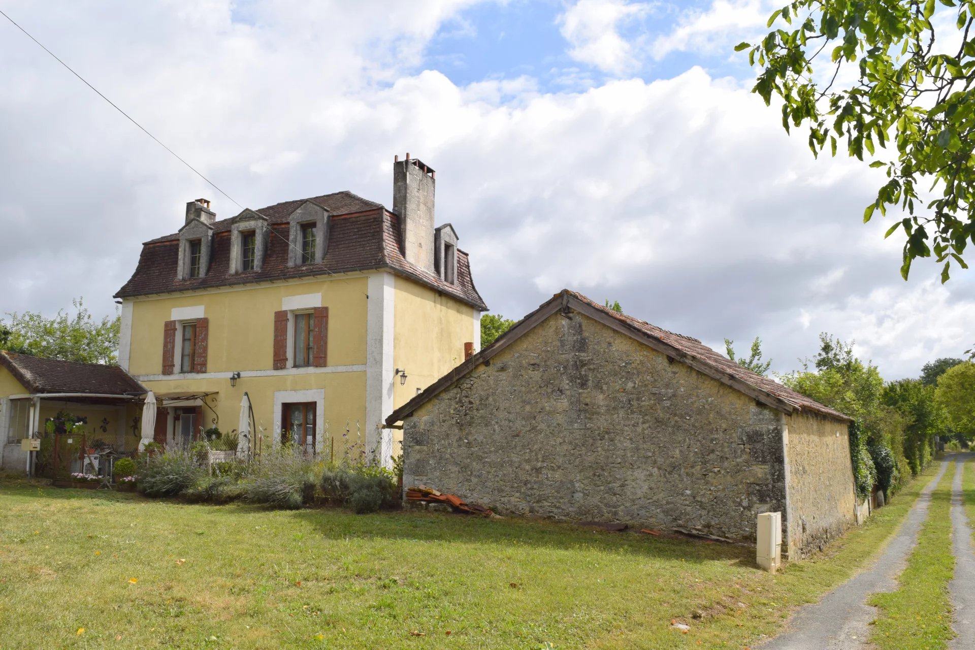 Propriété individuelle de 2 chambres, 2 salle de bain, piscine et grands jardins