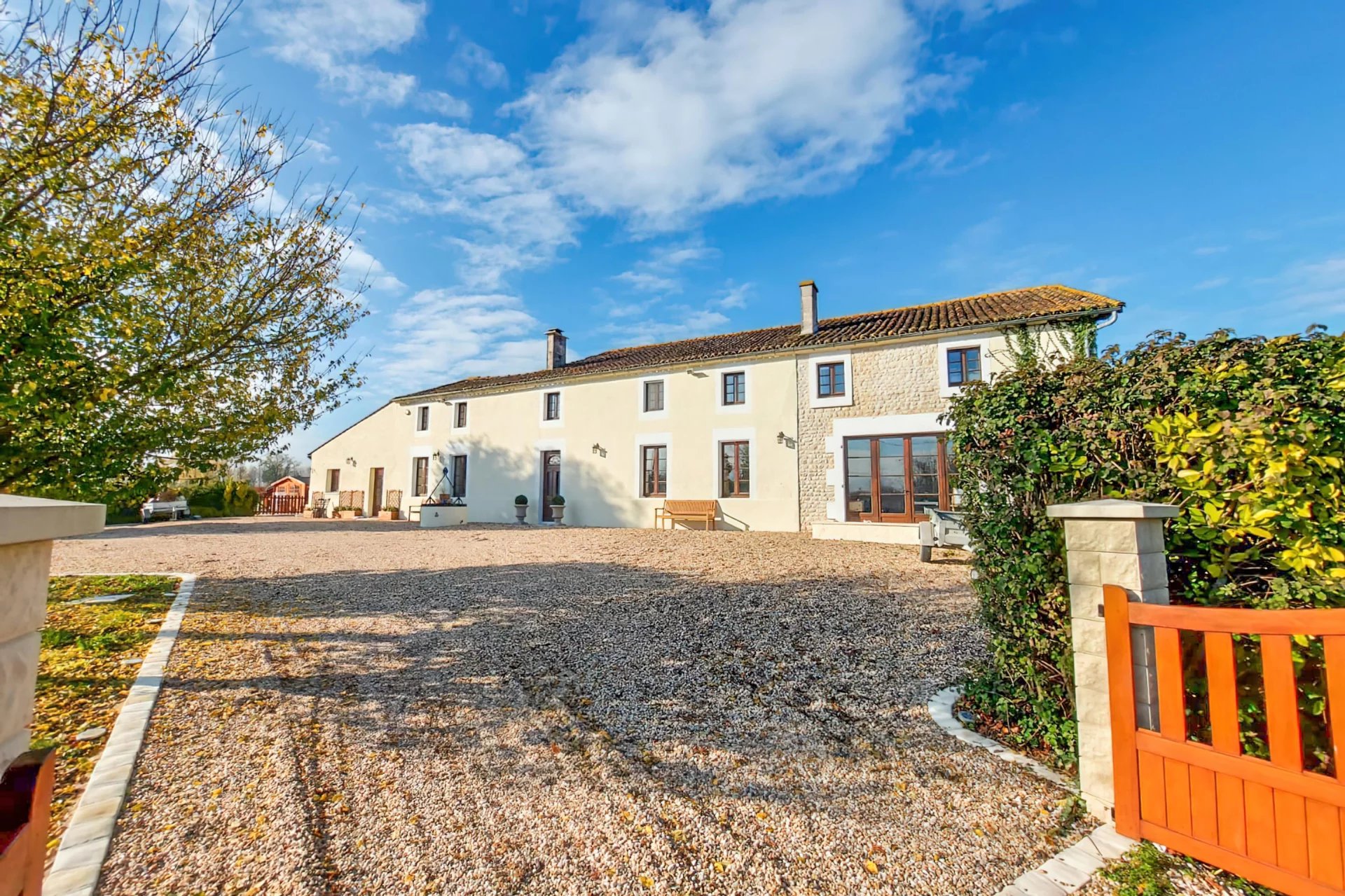 Substantial and beautifully presented 6-bedroom house close to Cognac