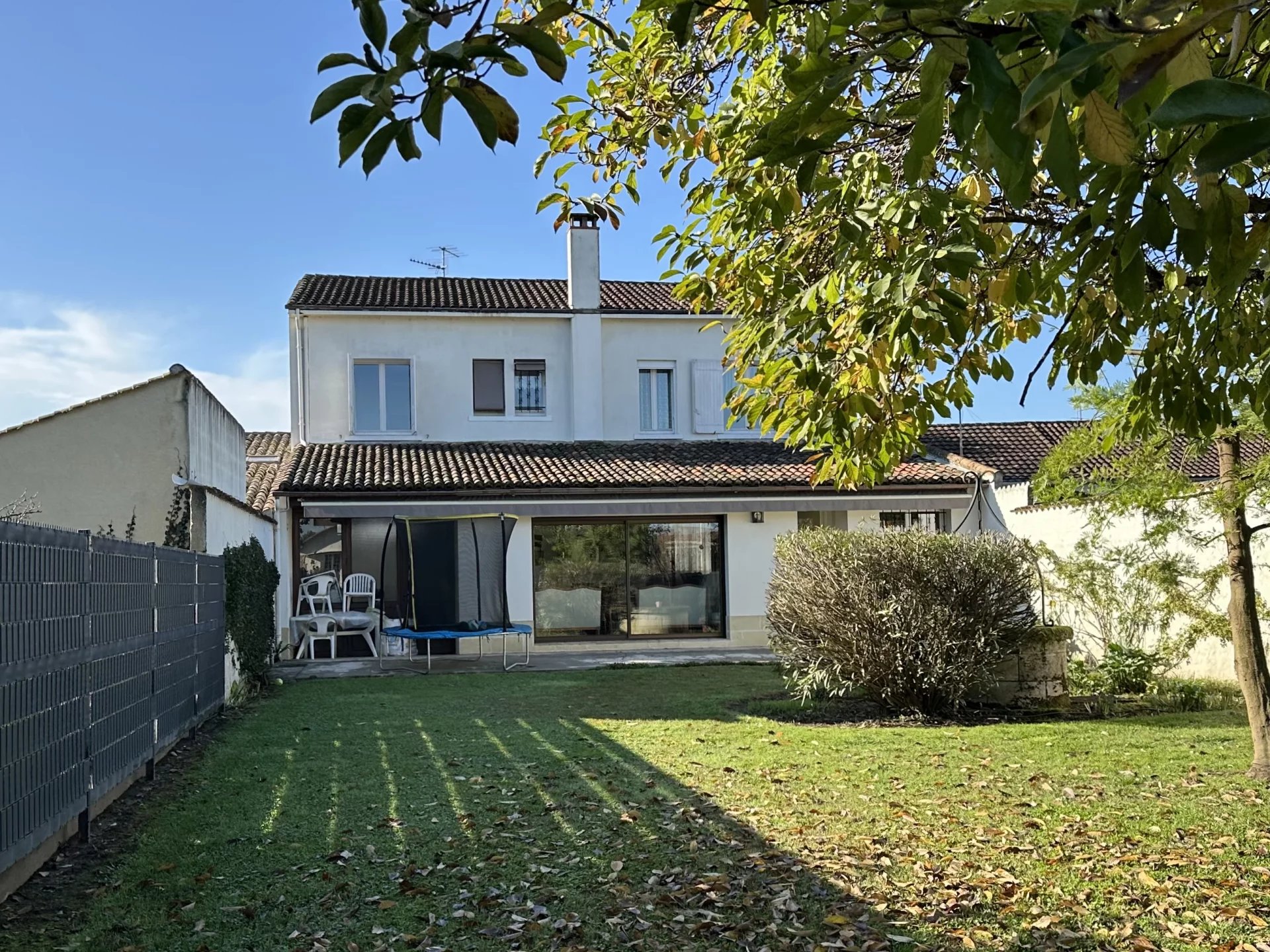 Propriété de 4 chambres près du centre de Bergerac, avec une piscine !