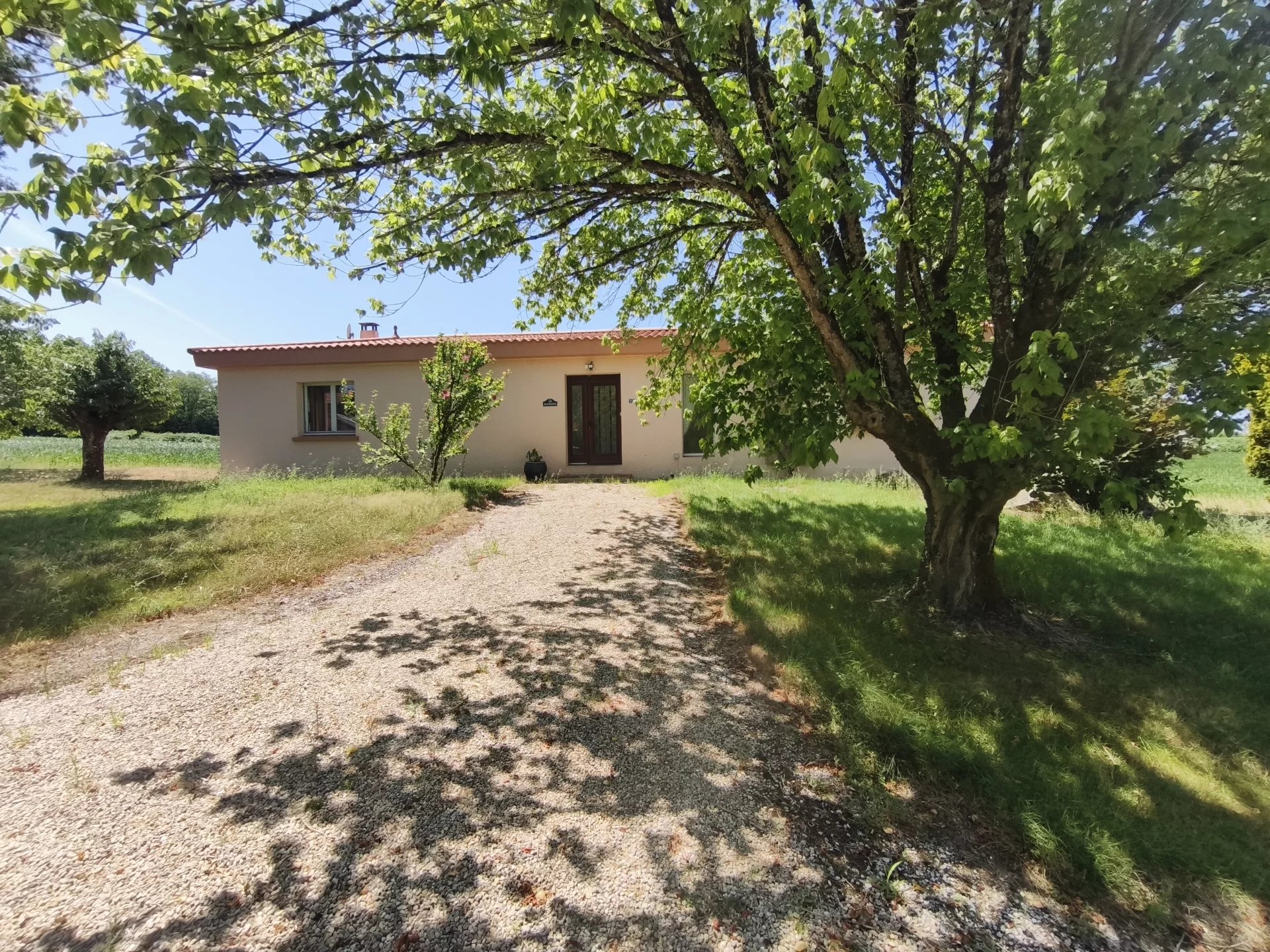 Detached Property with Garage and Garden – Close to Coast and City