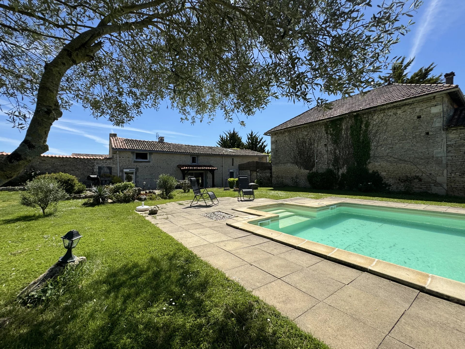 Charmante propriété de 3 chambres avec piscine, gîte potentiel - proche de toutes les commodités