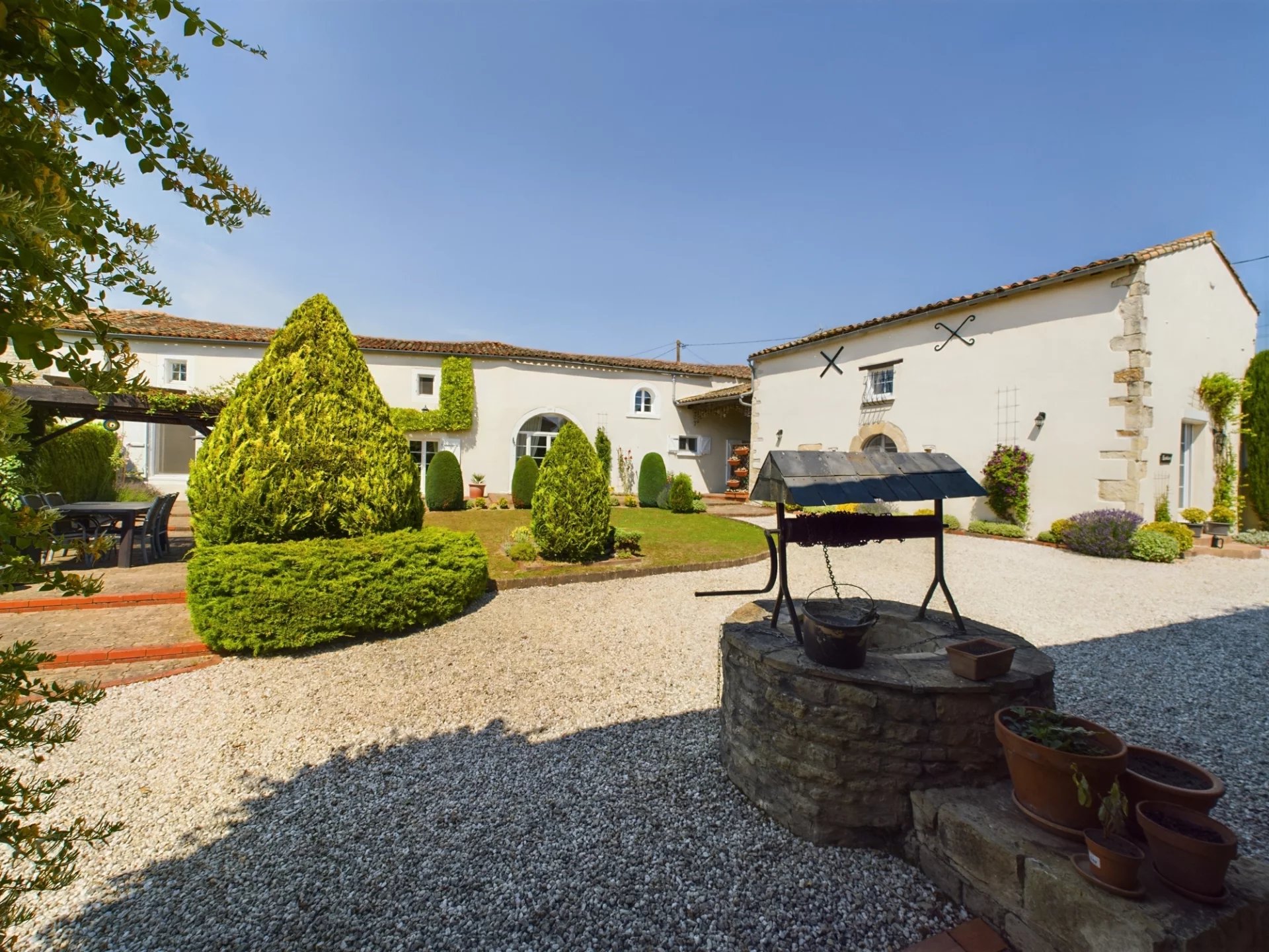 Belle rénovation pour cette Maison de village de 3 chambres/3 salles de bain avec jardins paysagers.