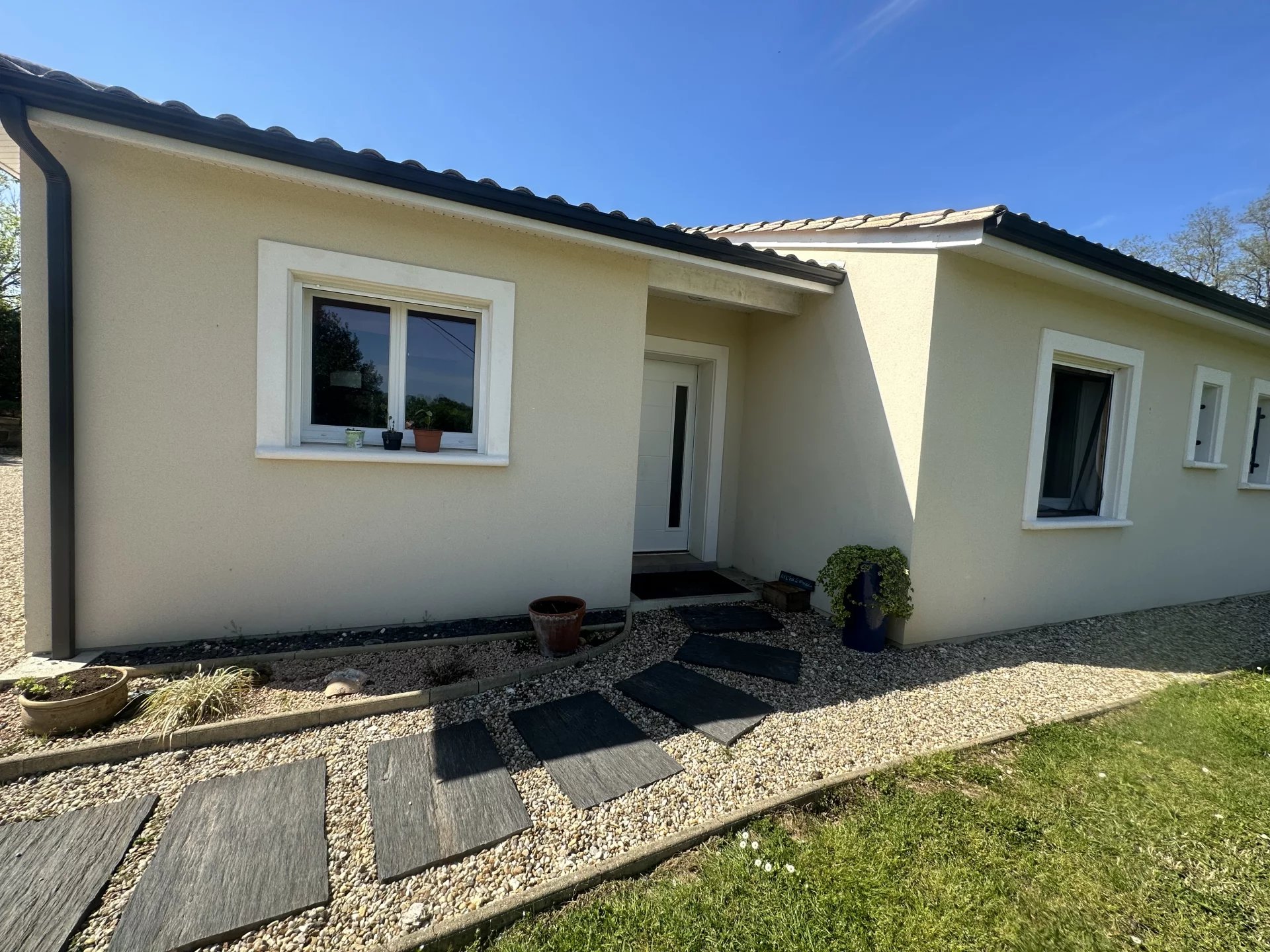 3 Bed Bungalow with spacious living area, office and guesthouse