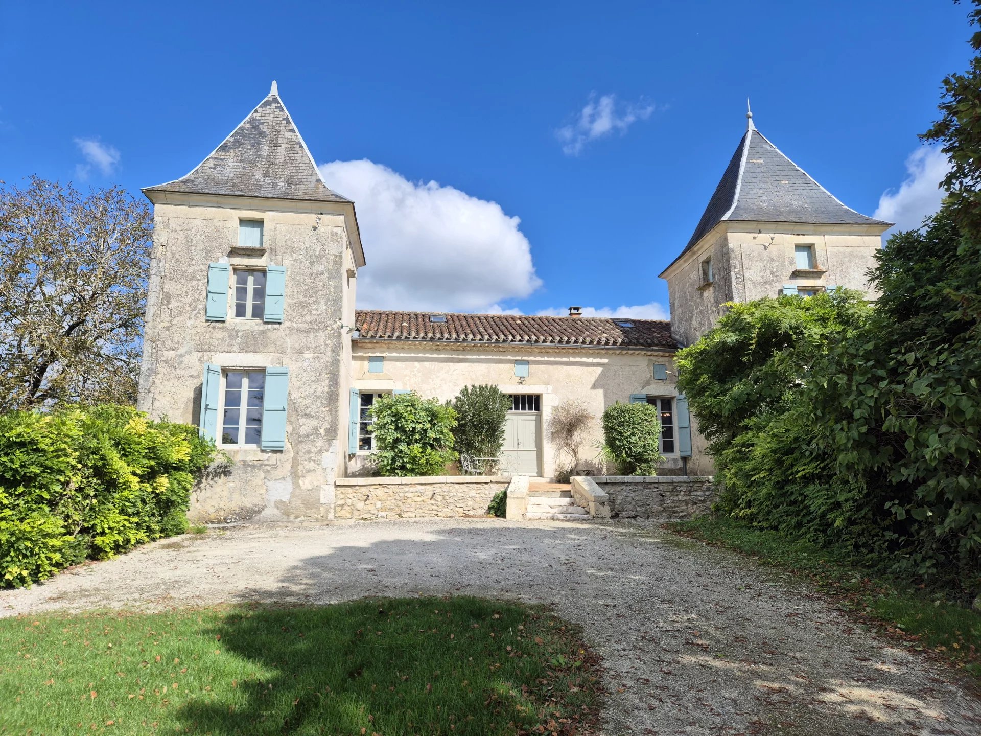 Propriété en pierre avec terrain, dépendance et piscine