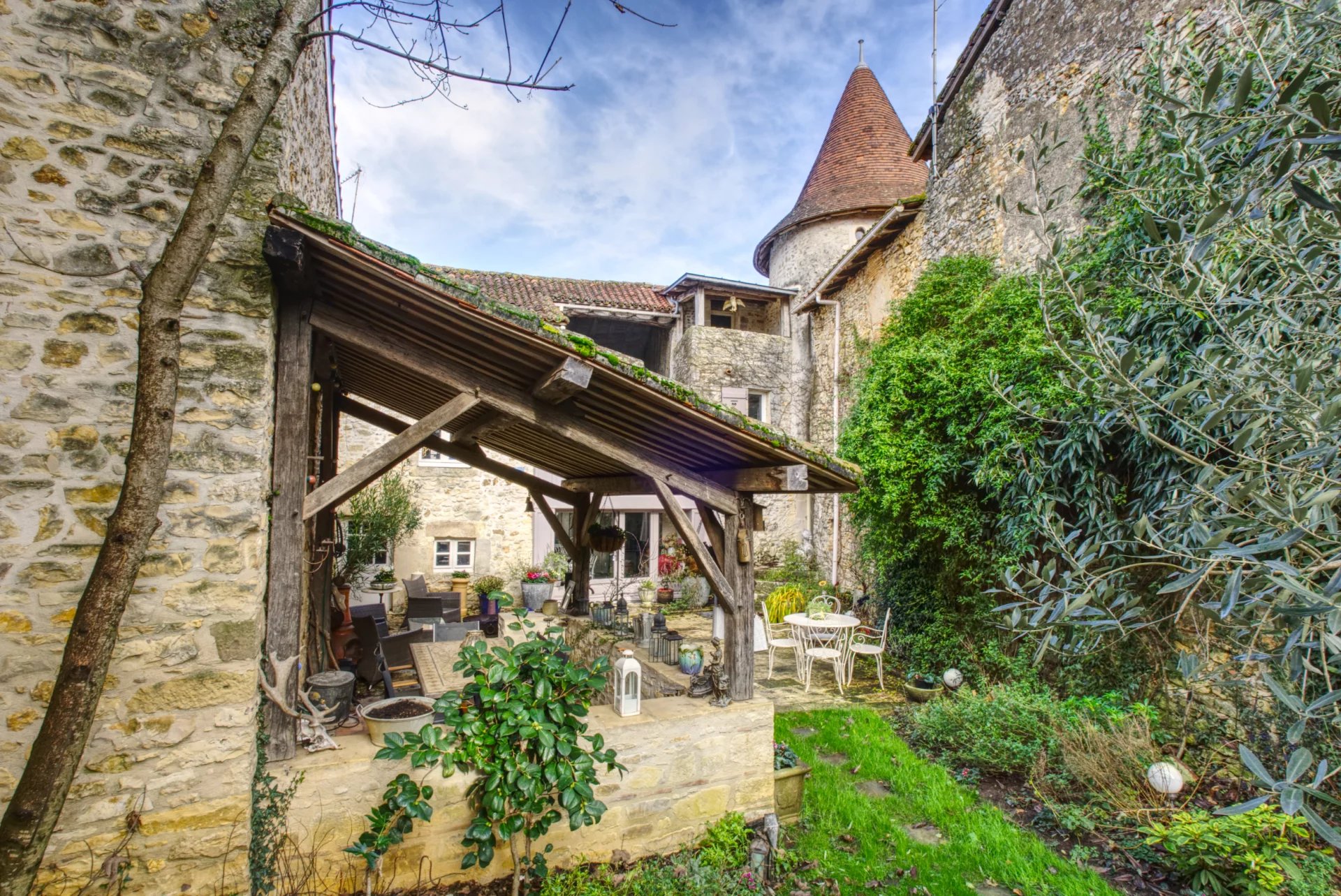Superb 15th Century Logis, 4 bedrooms, in the heart of Chasseneuil-sur-Bonnieure