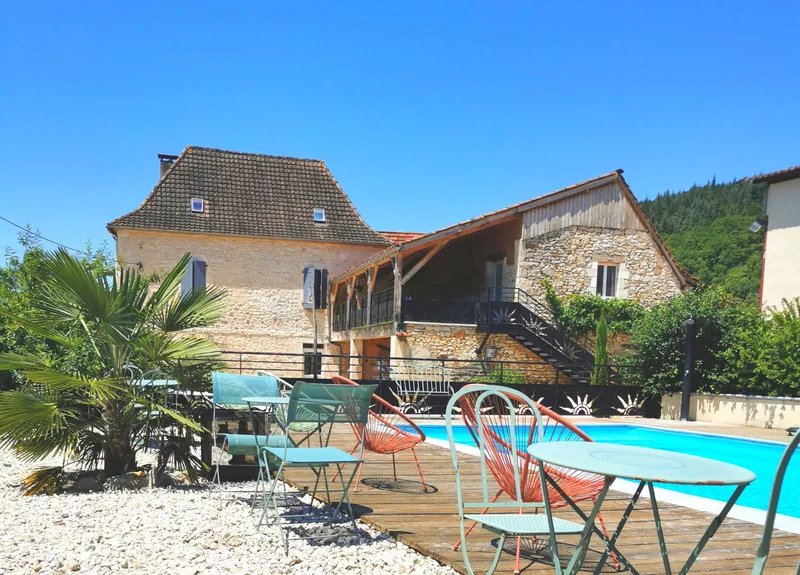 Superbly renovated property comprising 4-bedroom house, 3 gites, pool, outbuildings on 5800 m²
