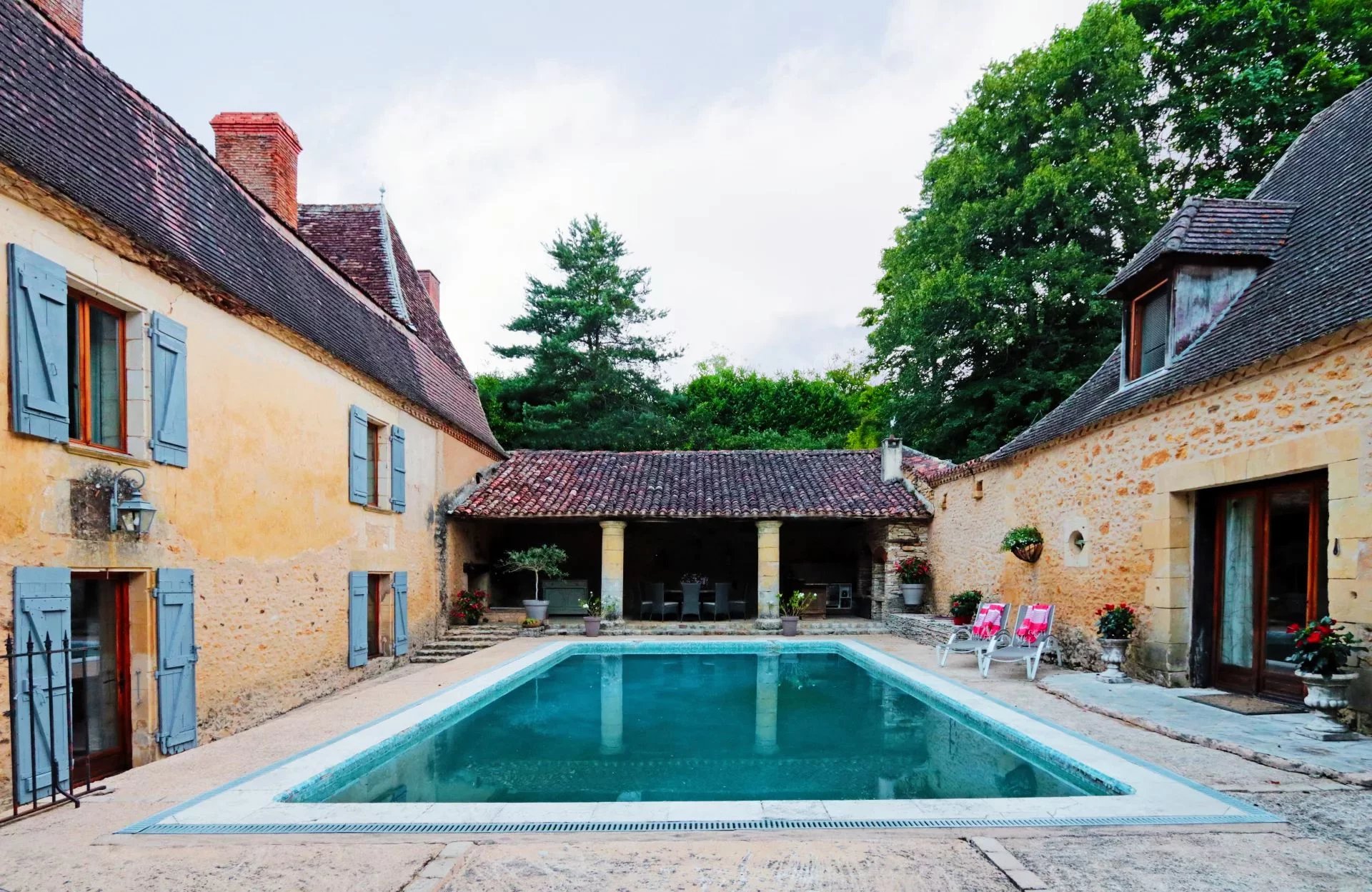 Propriété idyllique avec deux grandes maisons de caractère