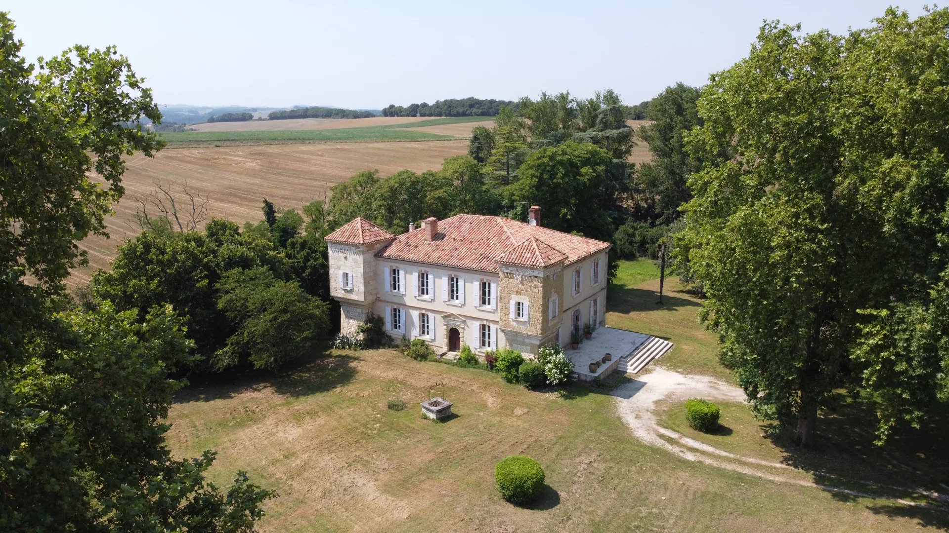 Charismatic small chateau in complete privacy