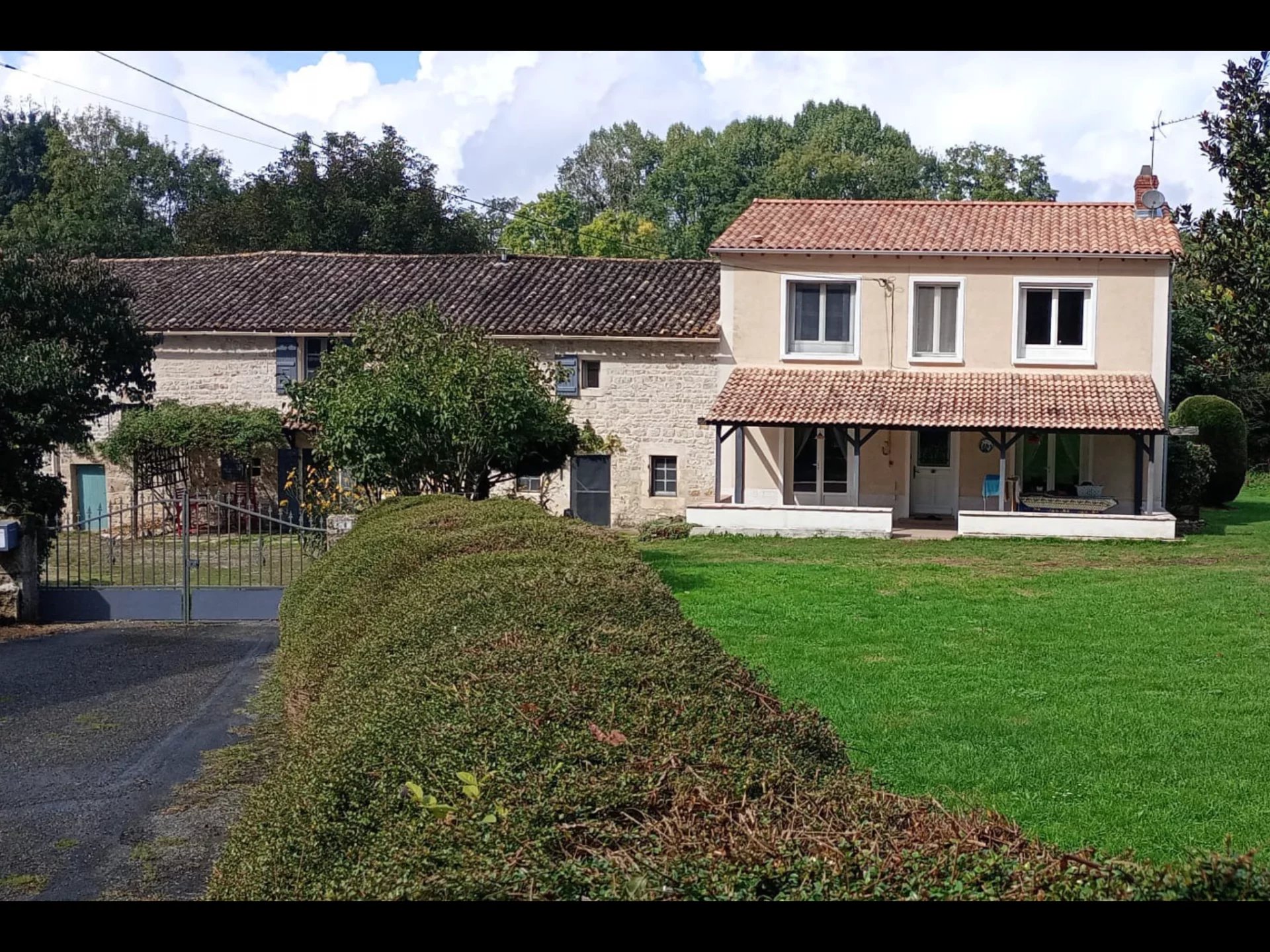 Belle maison avec gite, dépendances et grand jardin