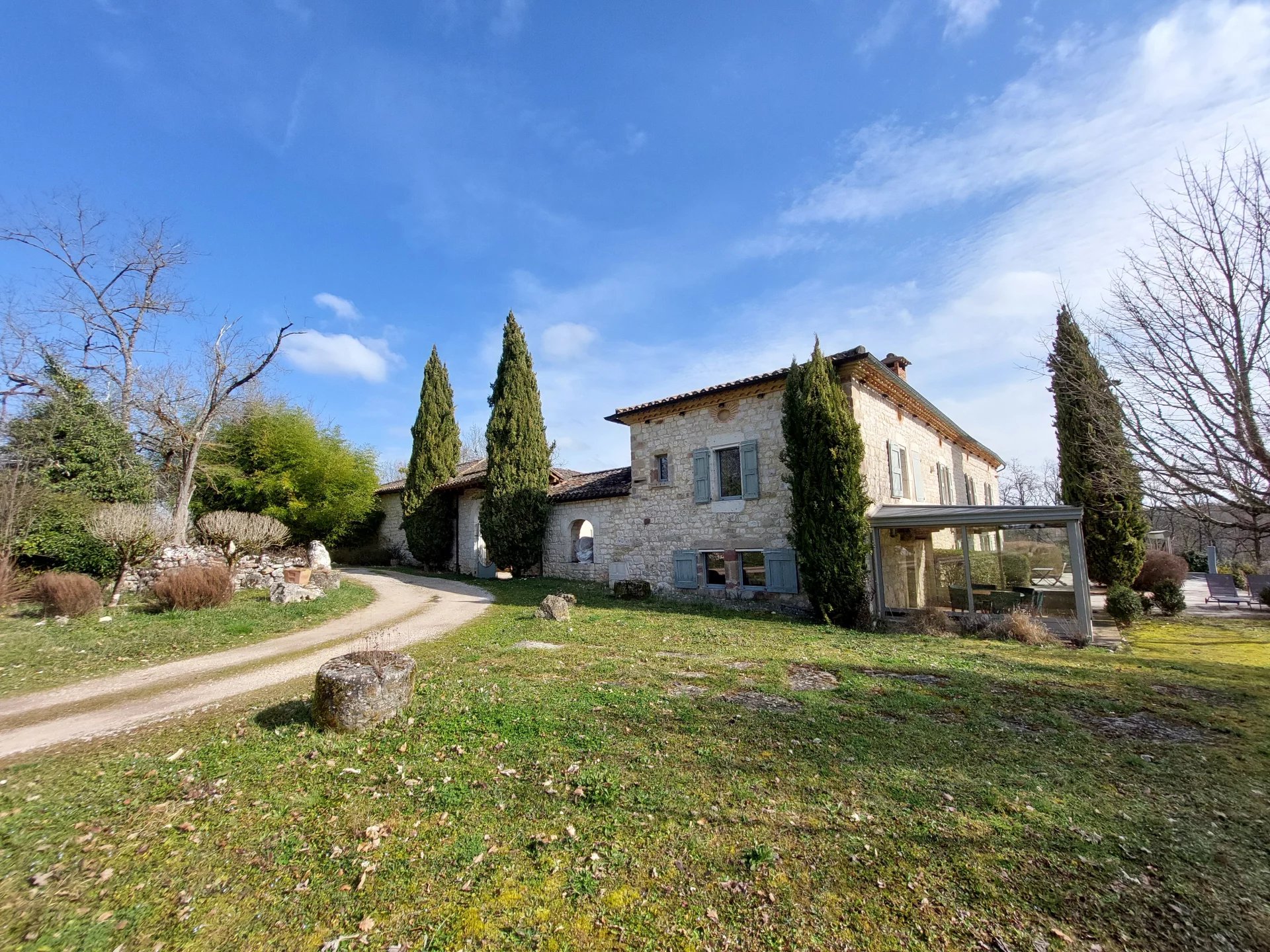 Exceptional domaine in stone with 5 ha of land