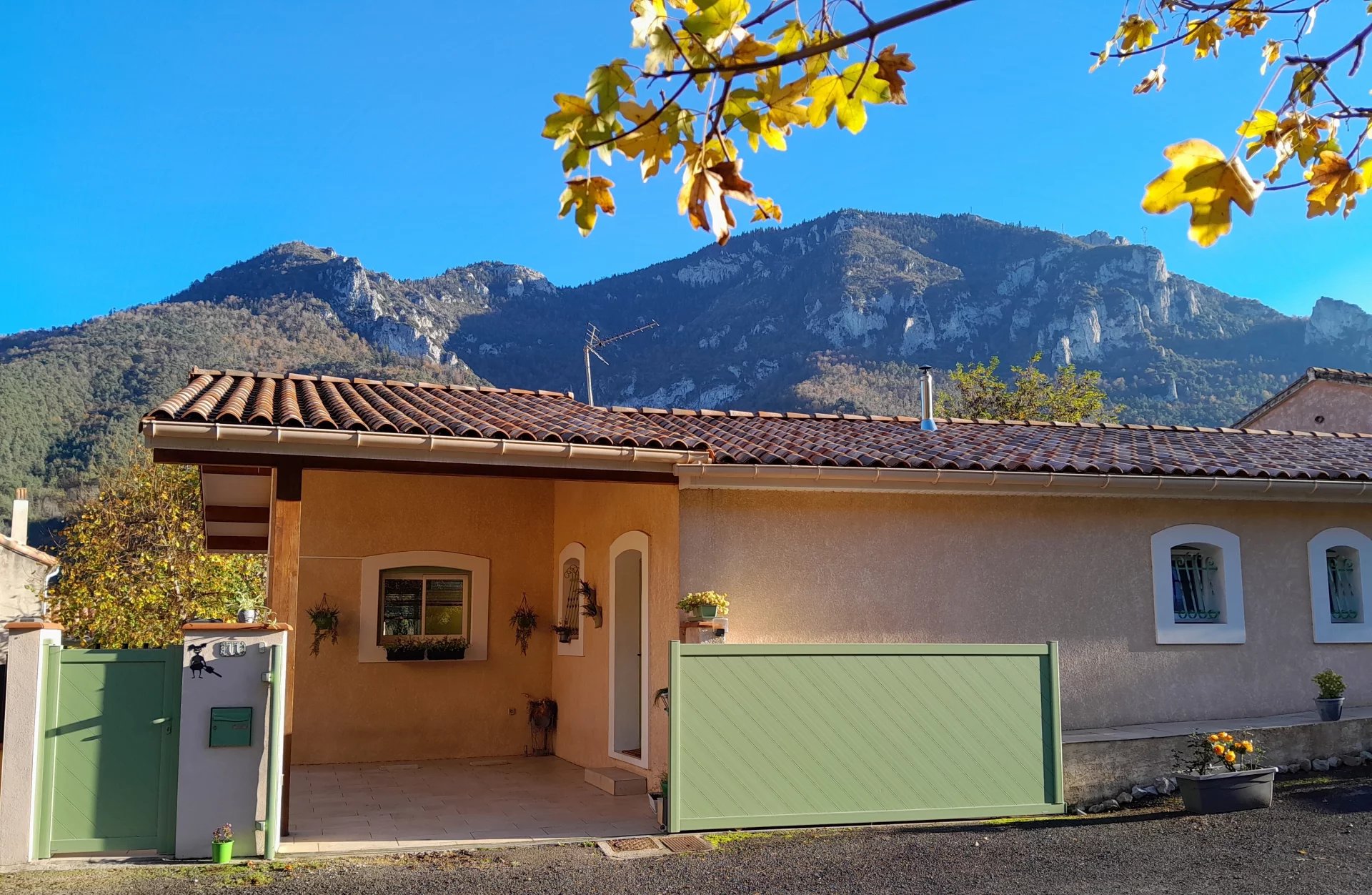 Belle maison moderne dans un environnement exceptionnel