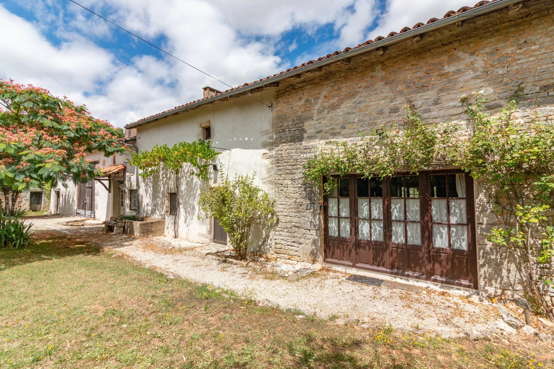 Spacious house with guest house, barns and pool