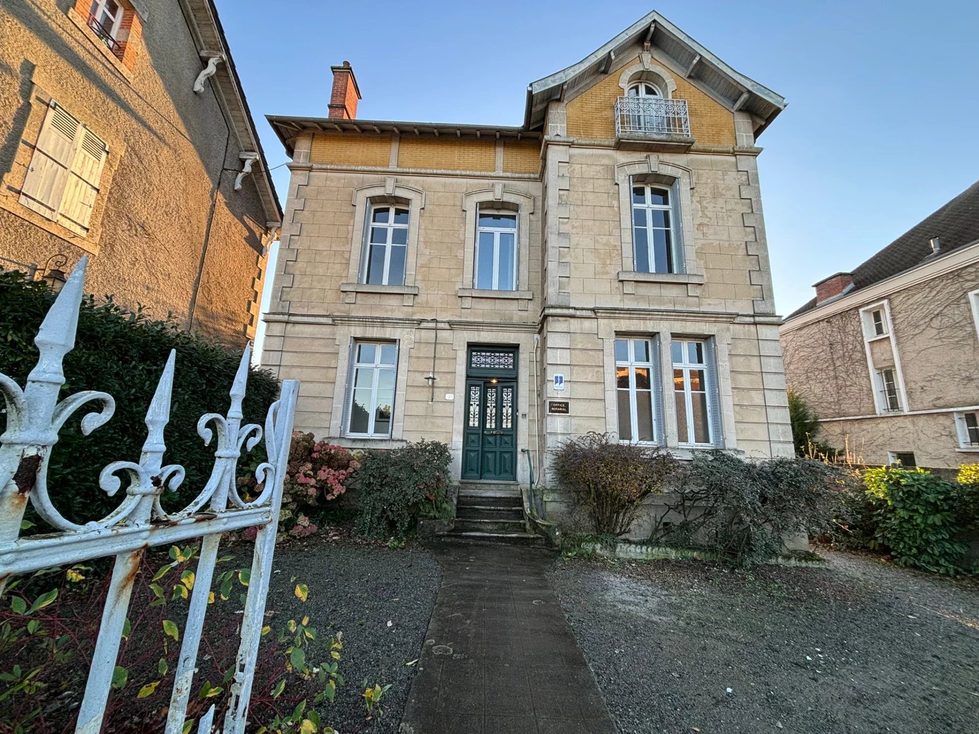 Large townhouse in the centre of Bellac