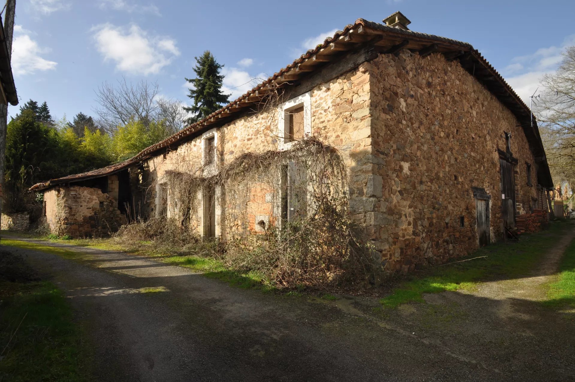 Stone farmhouse to renovate in small hamlet