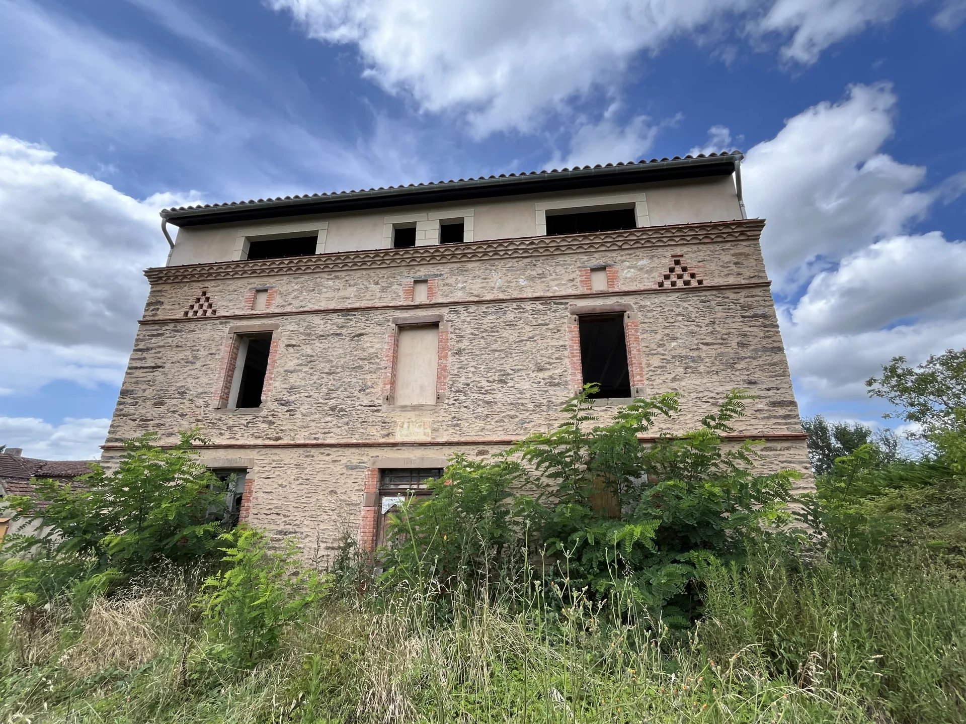 Beautiful stone house to finish