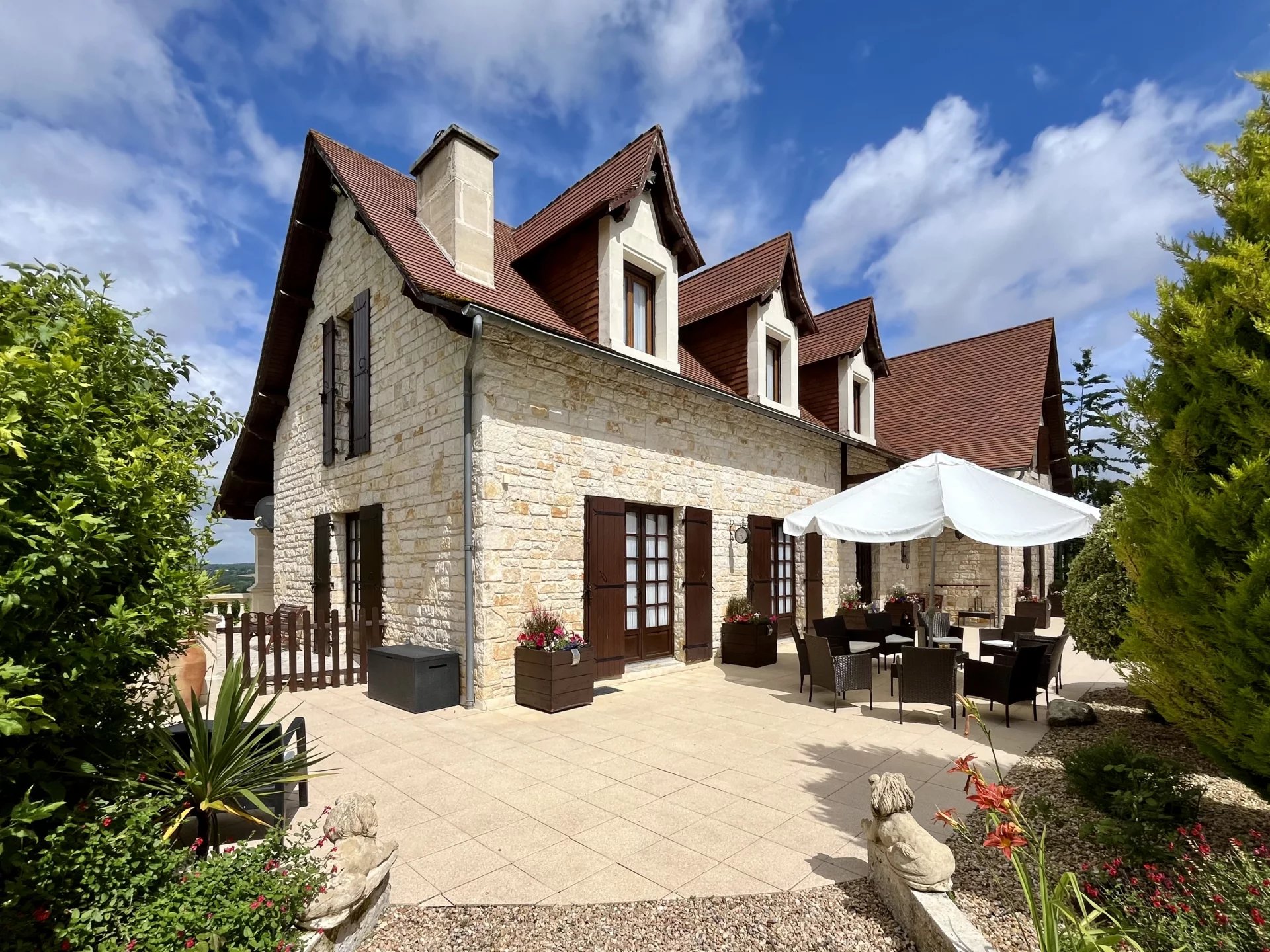 Maison de campagne magnifiquement rénovée avec piscine et vues panoramiques!