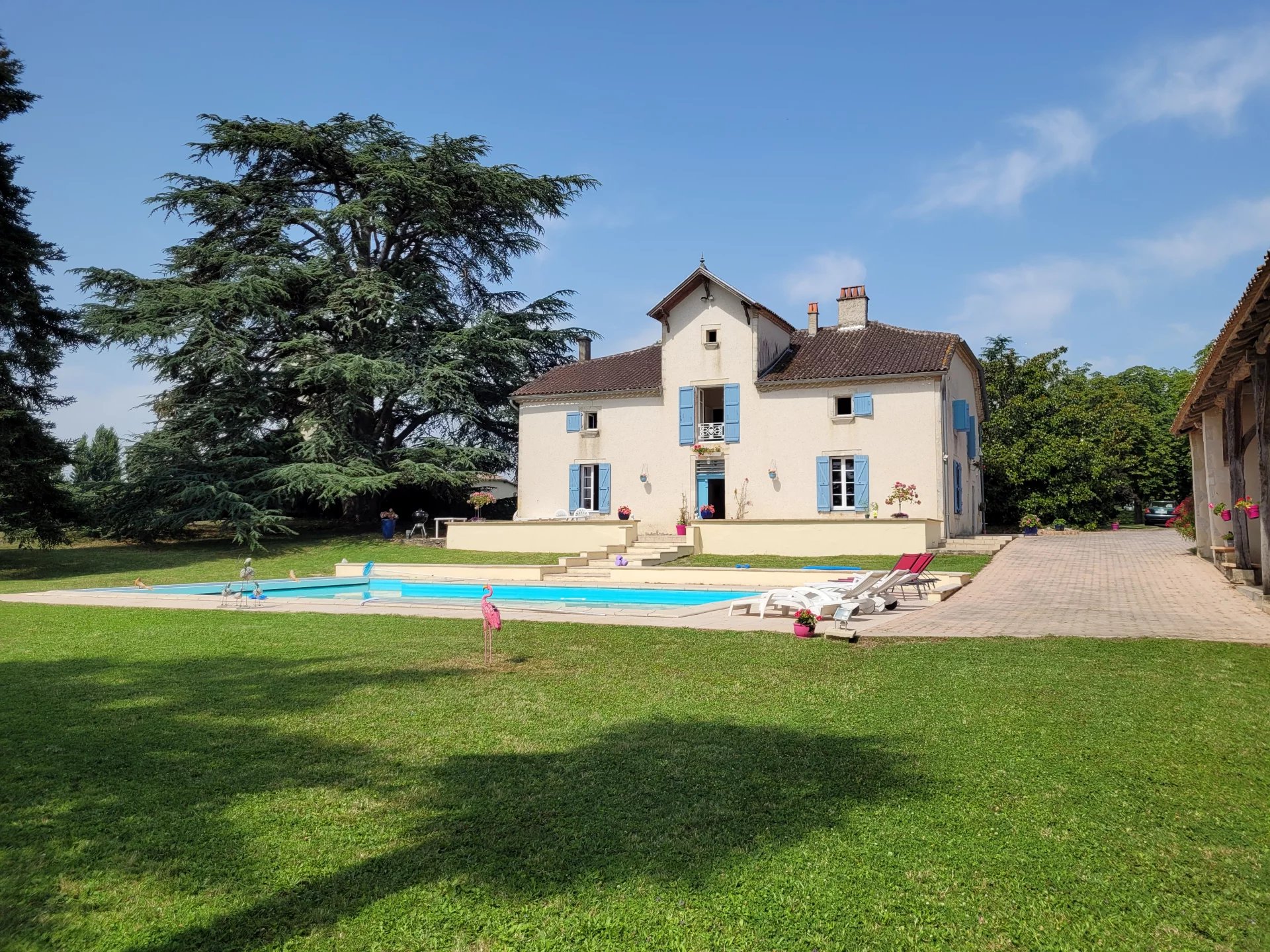 Grande maison avec piscine, terrain et dépendances