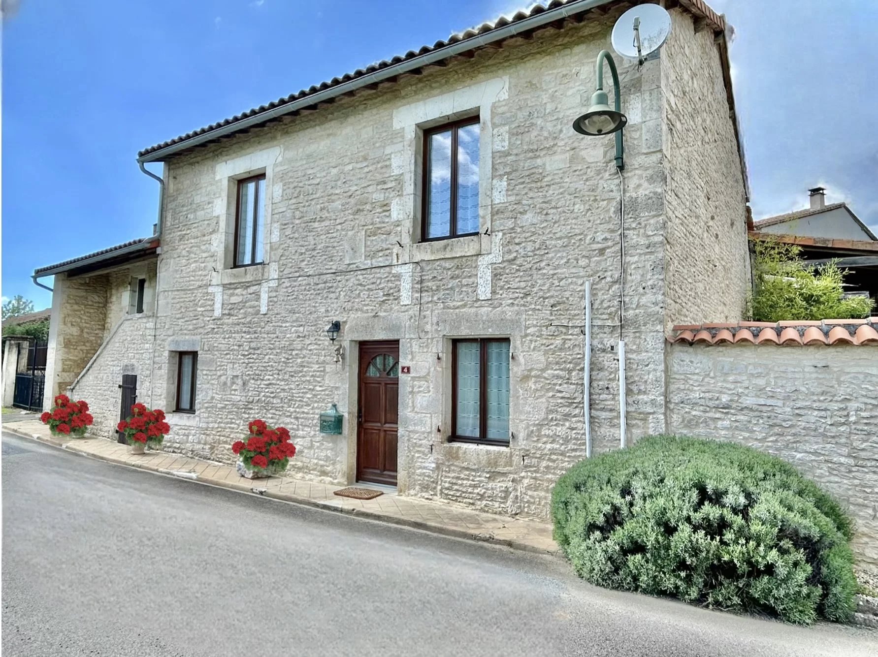 Immaculately presented charming 3 bedroom cottage