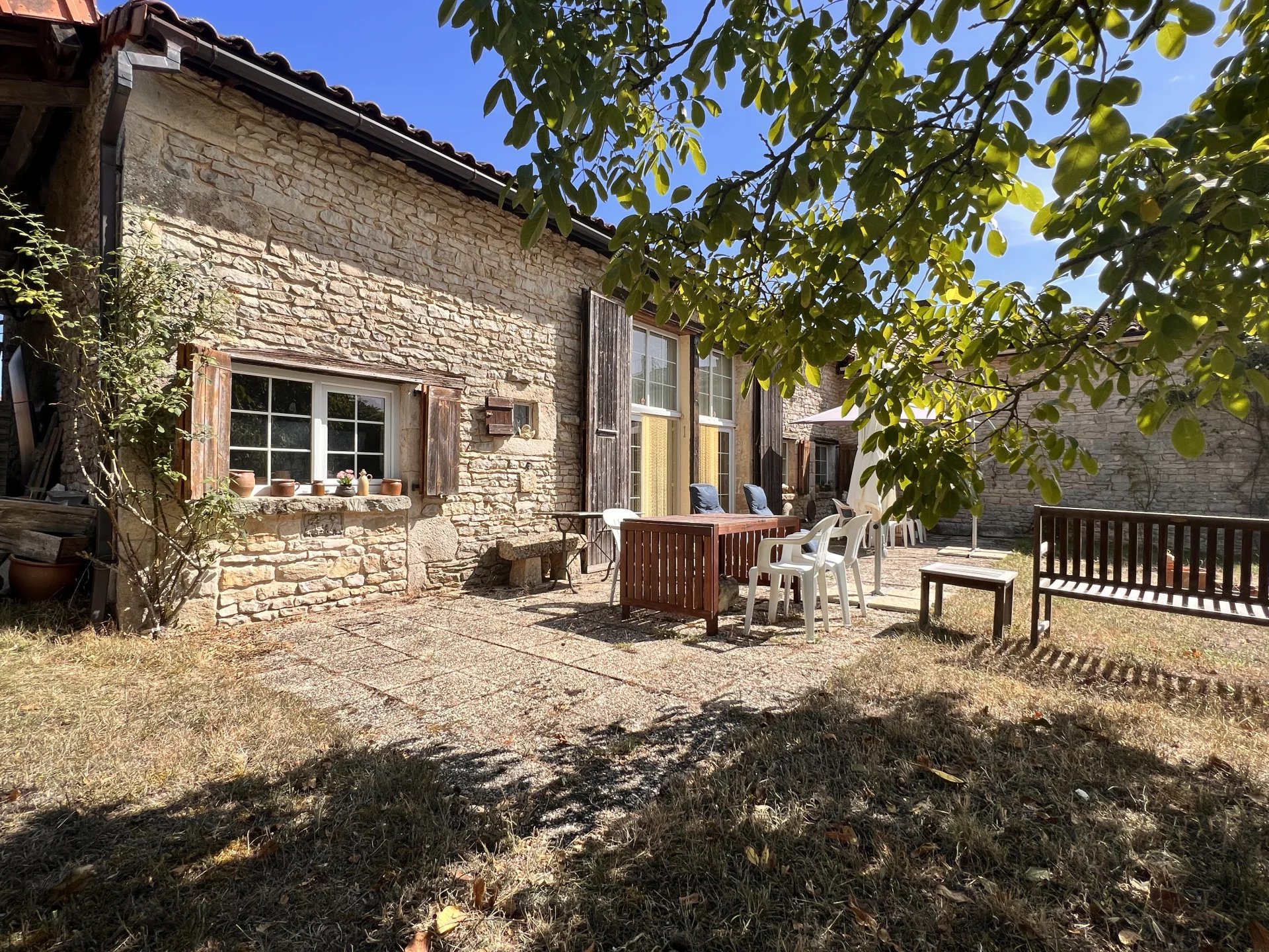 Propriété en pierre offrant la possibilité de trois habitations, à proximité de Ruffec.