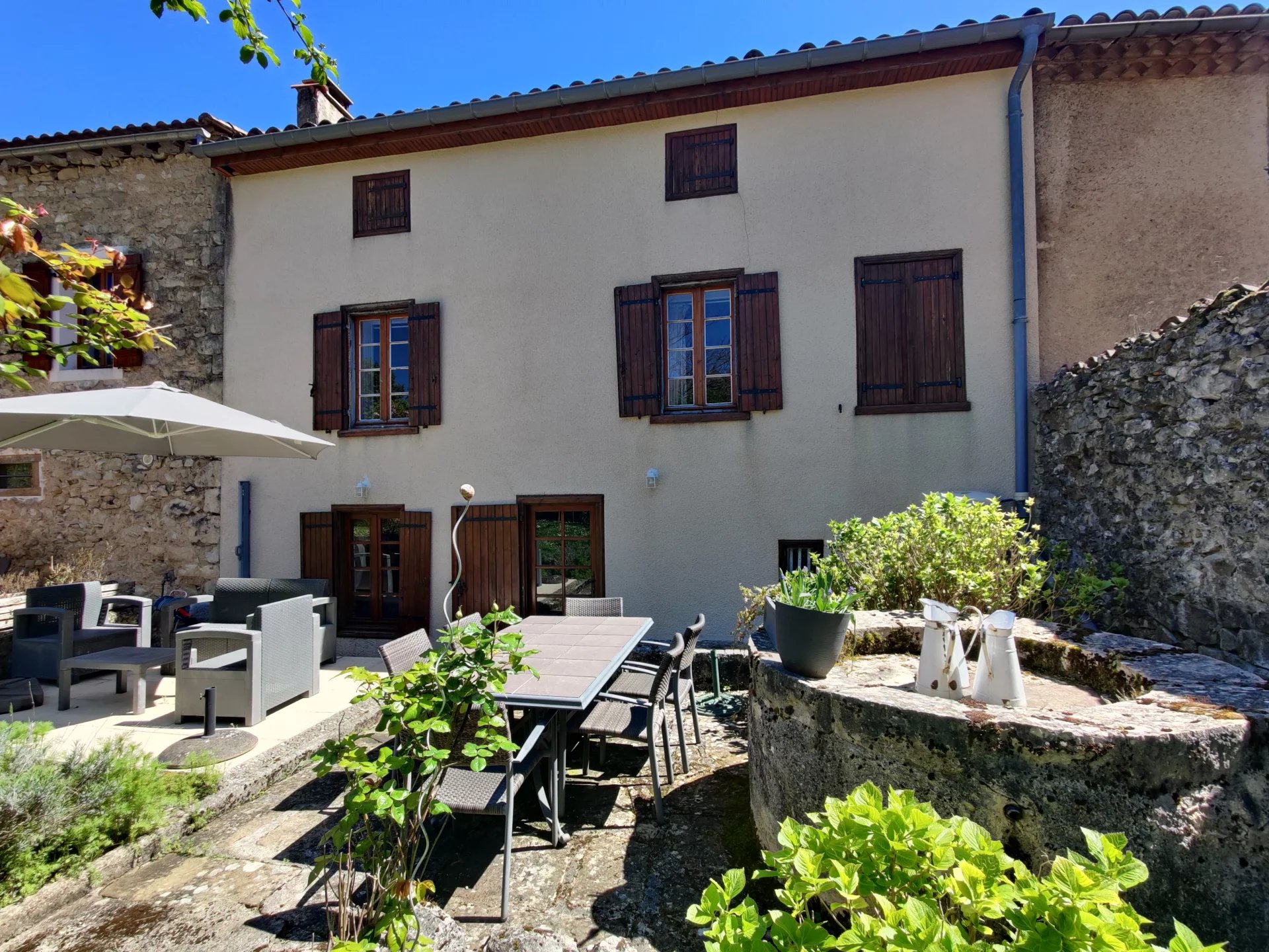 Charmante maison de village de 3 chambres et 2 salles de bain avec jardin