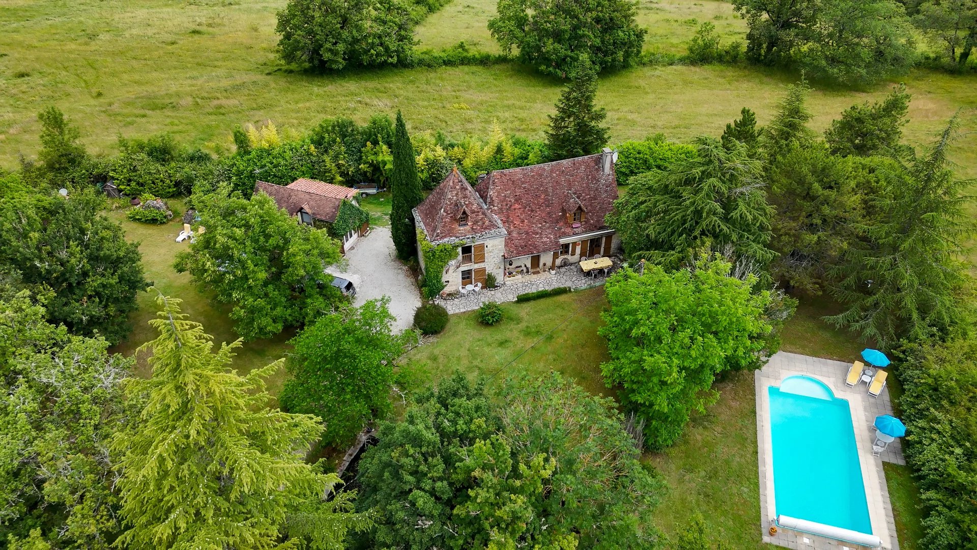 Charmante maison en pierre avec chambres pour invités et piscine