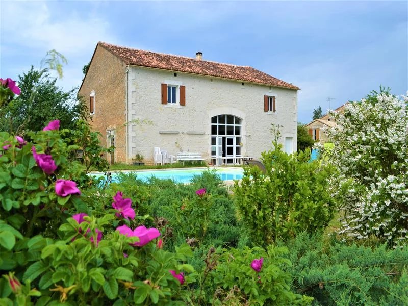 Fully equipped running Gîte and house just 10 minutes from La Rochefoucauld and 20 minutes of Angoul