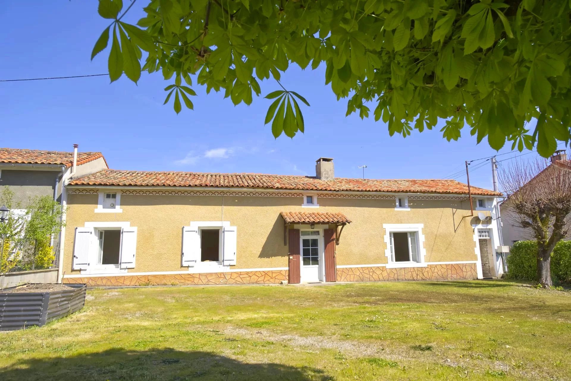 Belle maison de plain-pied, 2 chambres, au cœur du village avec restaurant.