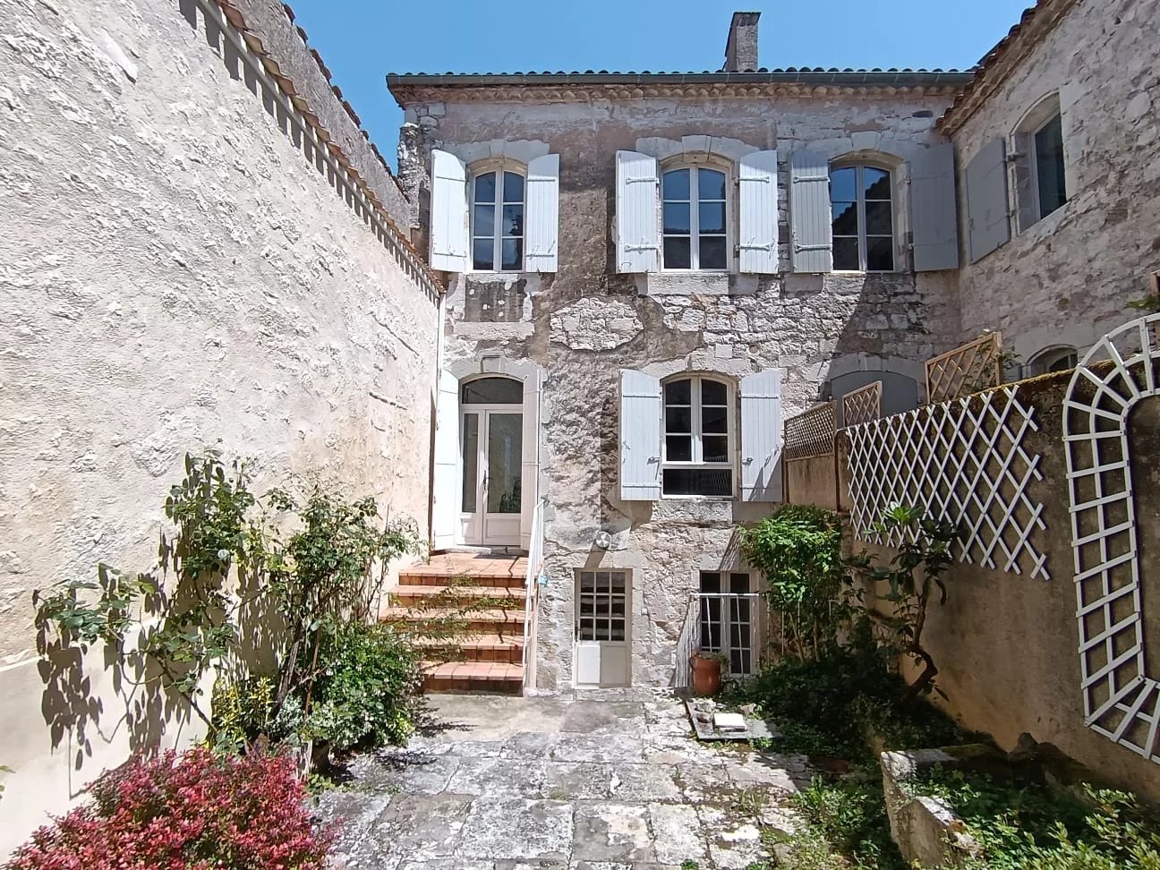 Charming town house with courtyard and guest annexe